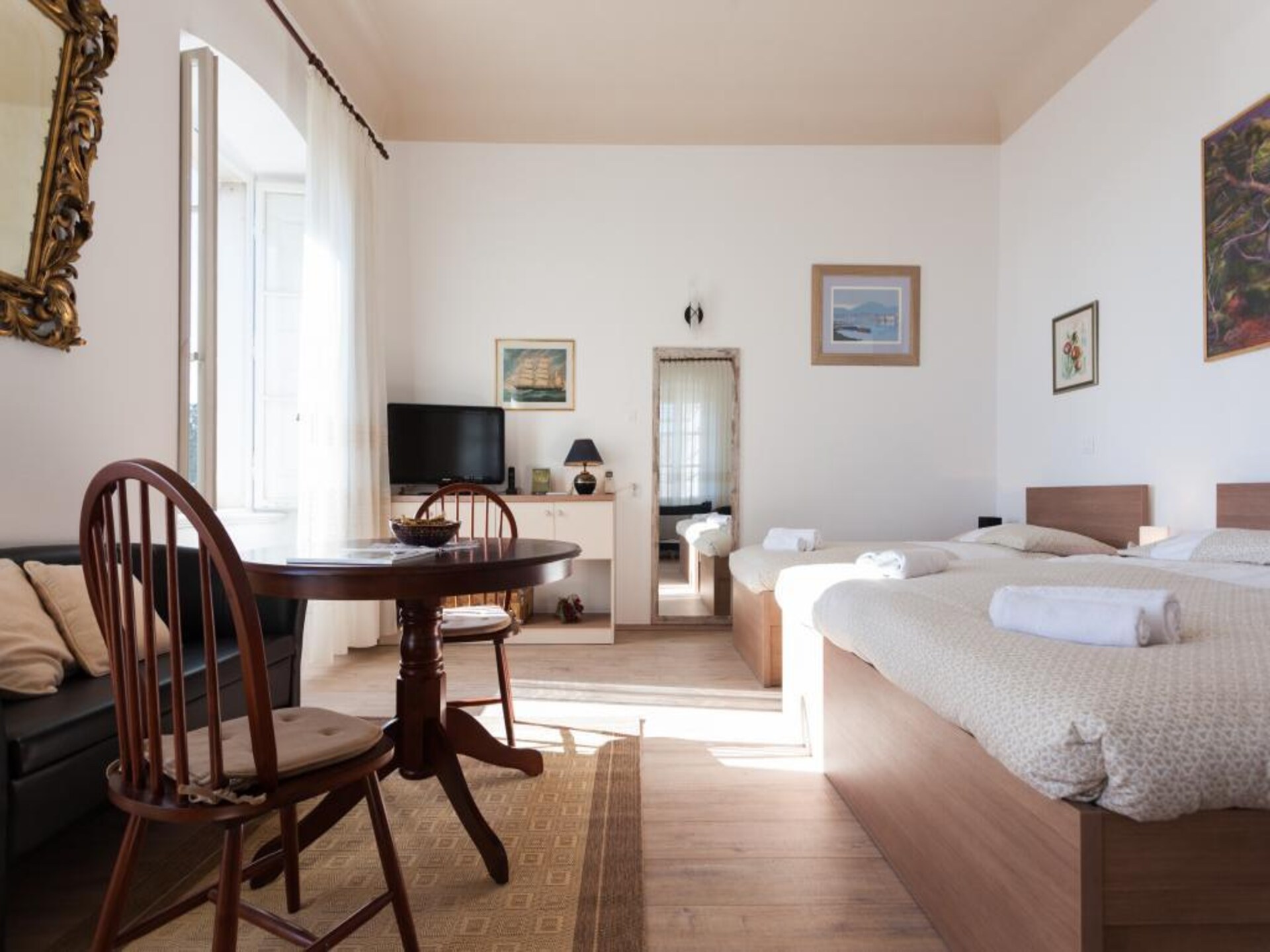 Ruim 2-slaapkamerappartement met zeezicht en terras op 260m van de oude stad - foto 17