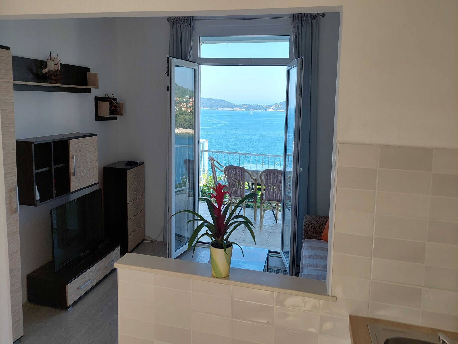 Zonovergoten appartement aan zee met balkon en uitzicht op de Adriatische Zee - foto 3