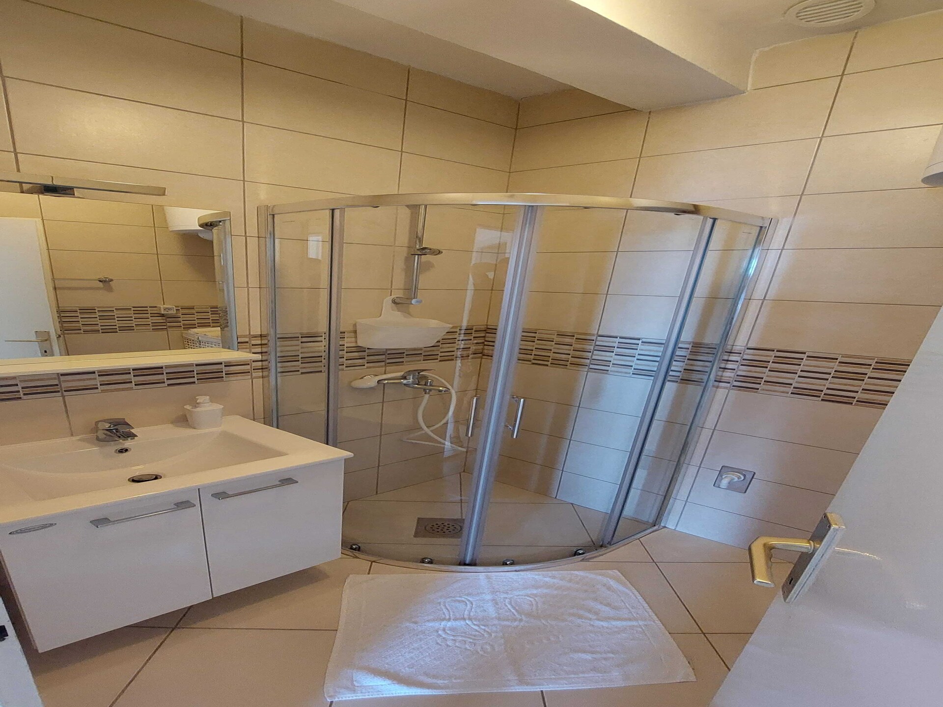 Zonovergoten appartement aan zee met balkon en uitzicht op de Adriatische Zee - foto 13