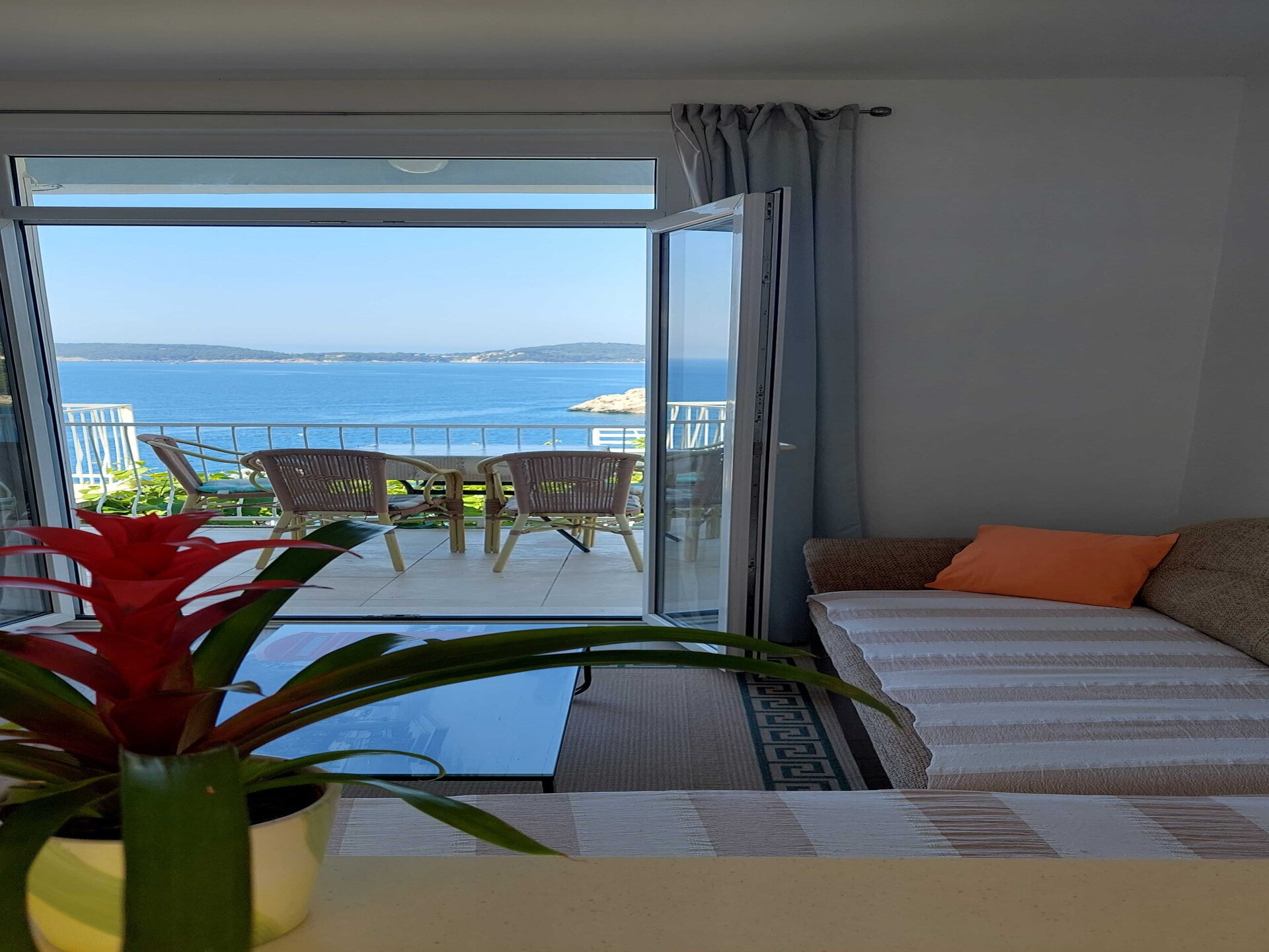 Zonovergoten appartement aan zee met balkon en uitzicht op de Adriatische Zee - foto 2