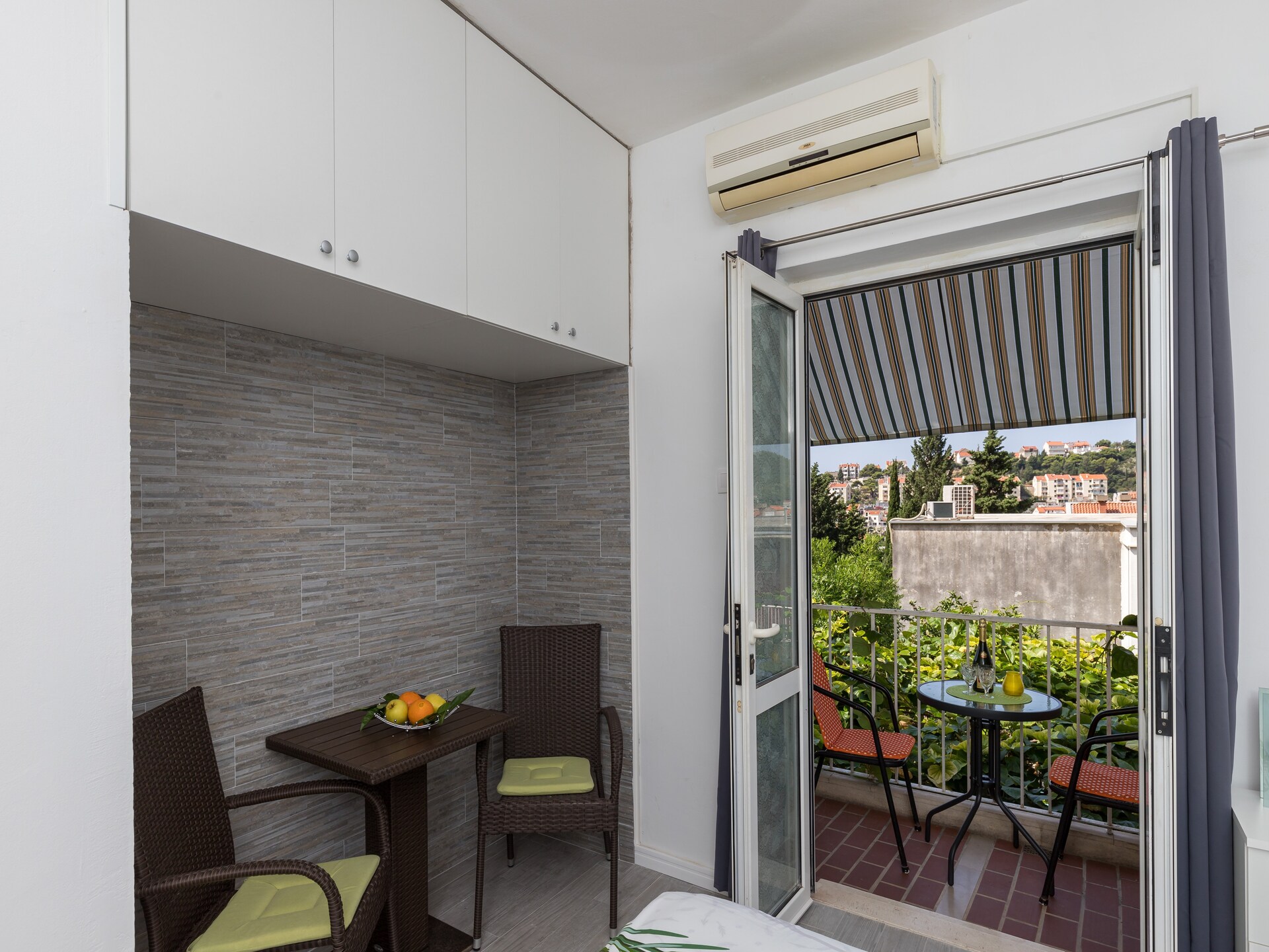 Knusse kamer met balkon en tuinzicht in rustige buurt bij Dubrovnik - foto 1