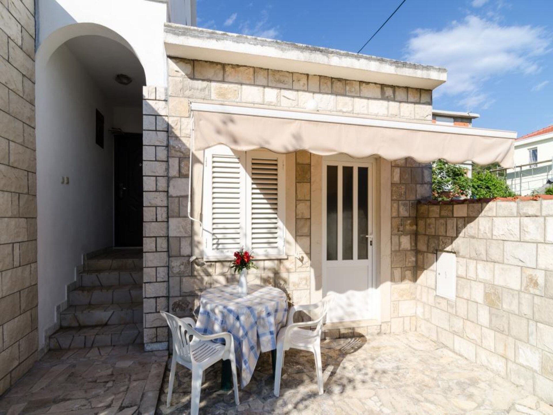 Knus studio-appartement met terras op 100m van het strand in Drače - foto 2