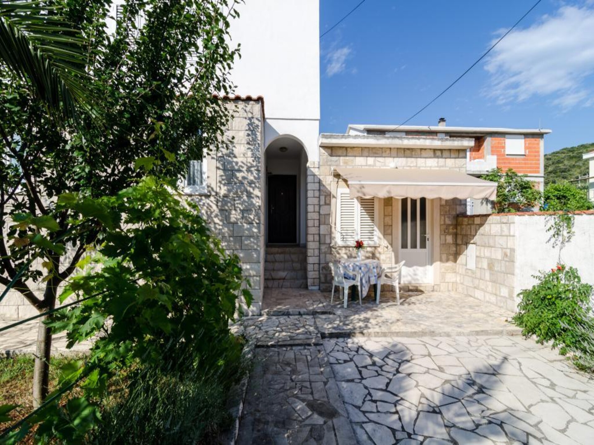 Knus studio-appartement met terras op 100m van het strand in Drače - foto 1