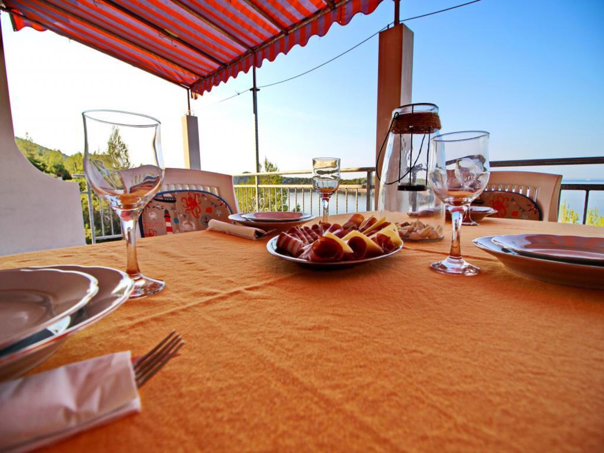 Licht appartement aan zee met terras en uitzicht op de baai van Zaglav - foto 9