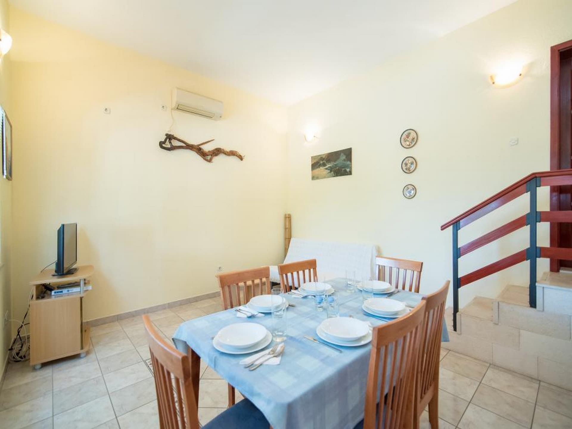 Aan het strand: Ruim appartement met terras in Postira - foto 2