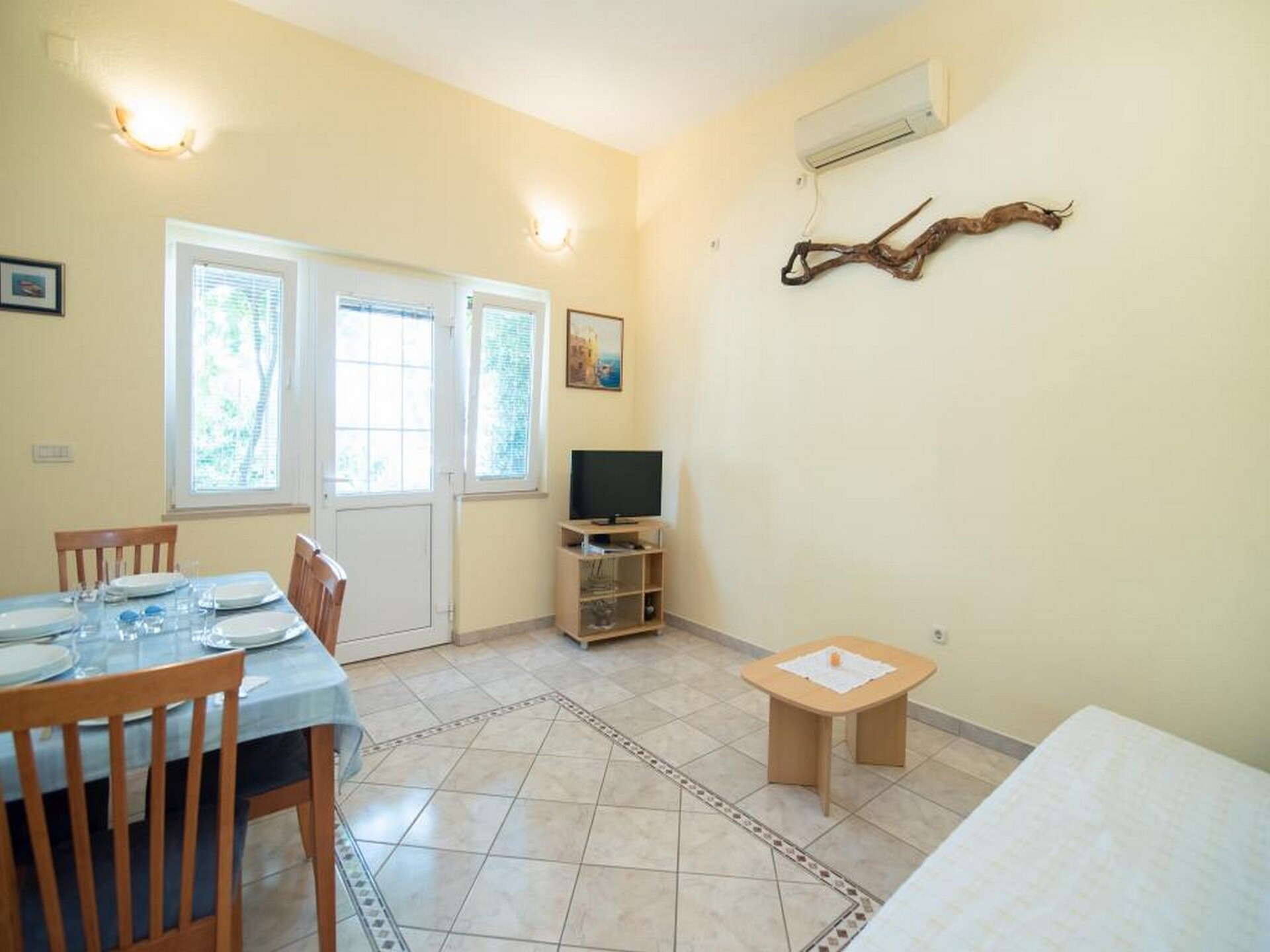 Aan het strand: Ruim appartement met terras in Postira - foto 16