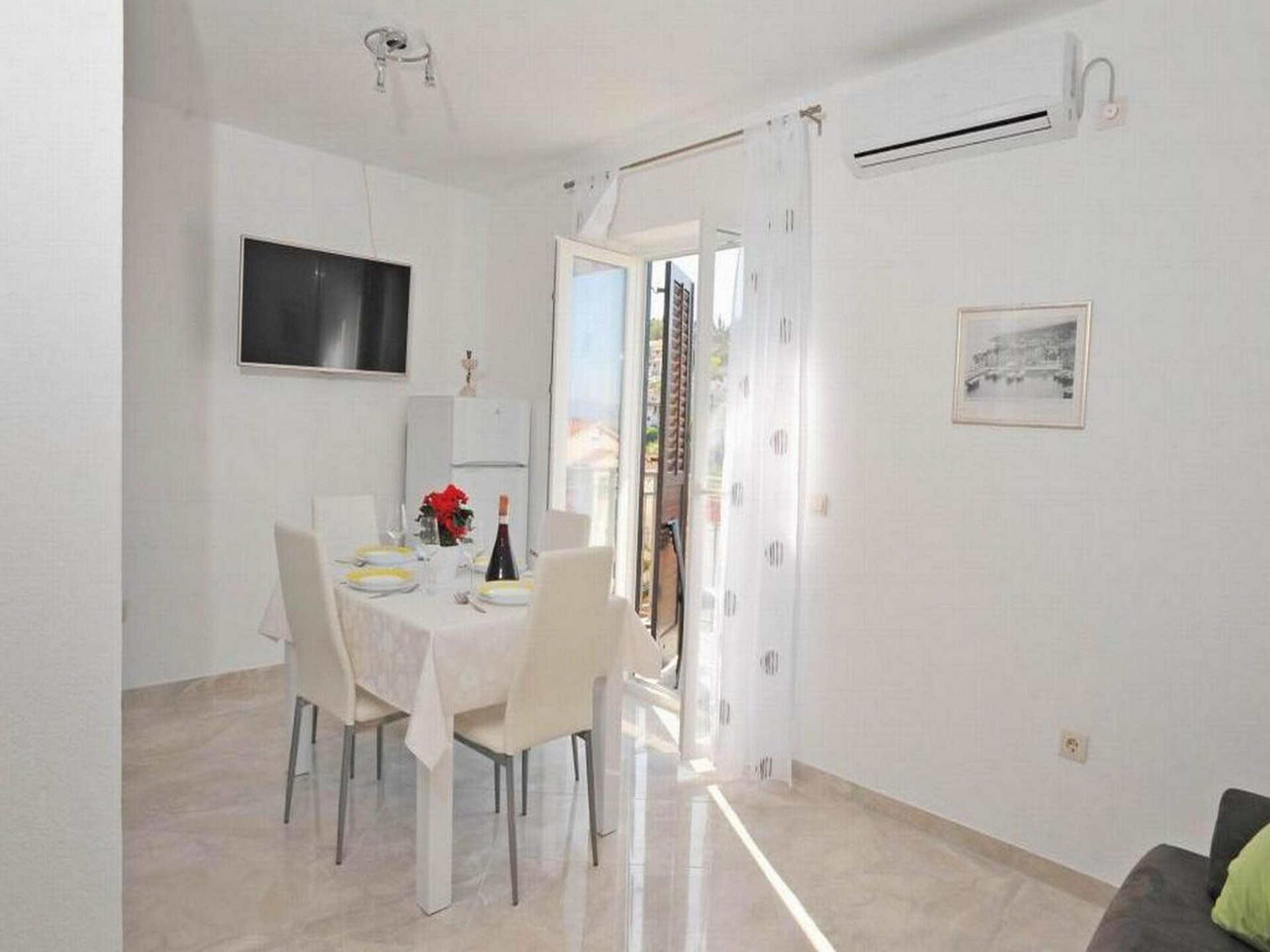 Knus appartement met balkon & centrumzicht in Sutivan, vlakbij zee - foto 2