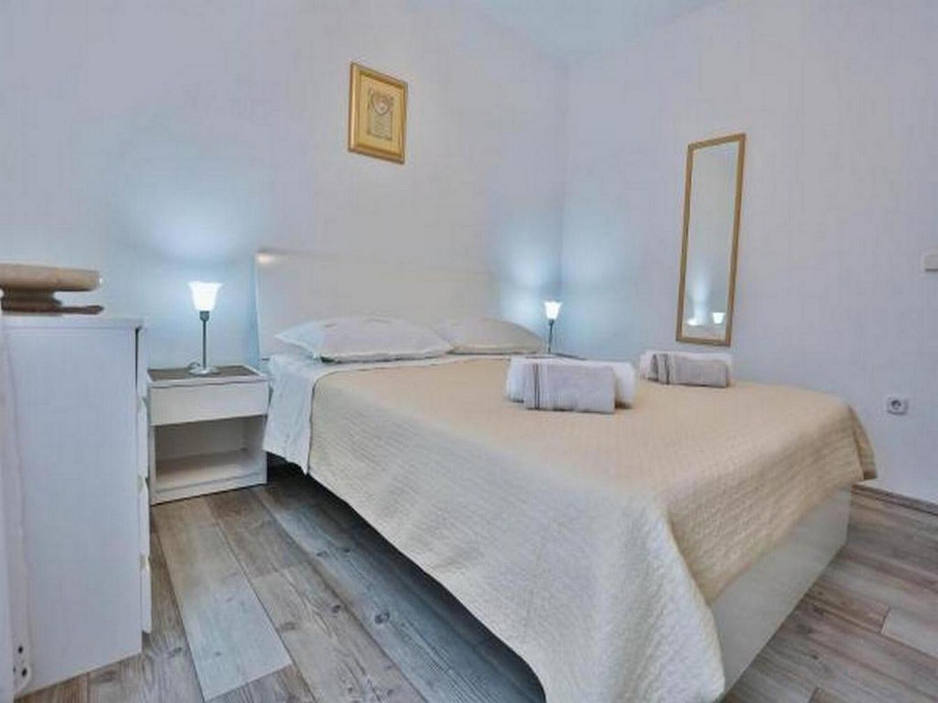 Knus appartement met balkon & centrumzicht in Sutivan, vlakbij zee - foto 8