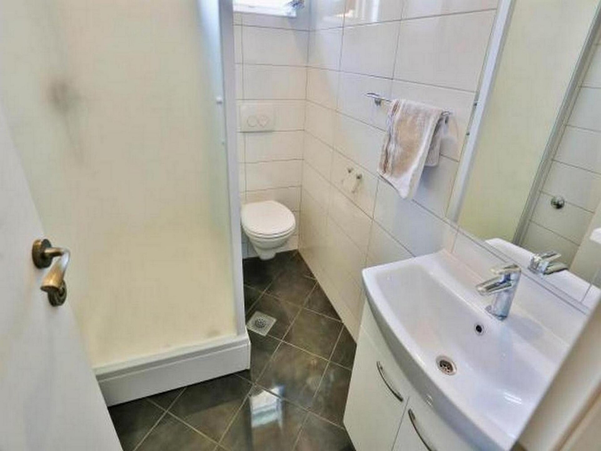 Knus appartement met balkon & centrumzicht in Sutivan, vlakbij zee - foto 9