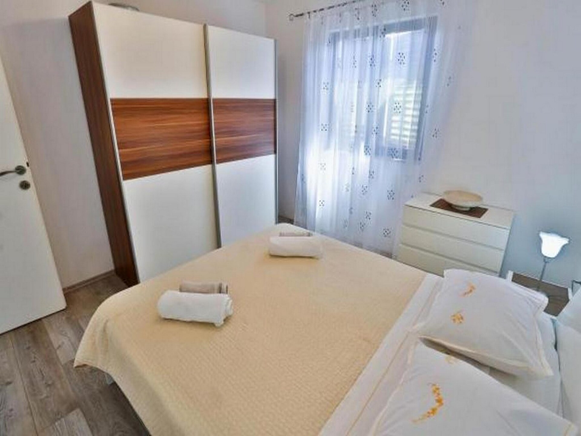 Knus appartement met balkon & centrumzicht in Sutivan, vlakbij zee - foto 7