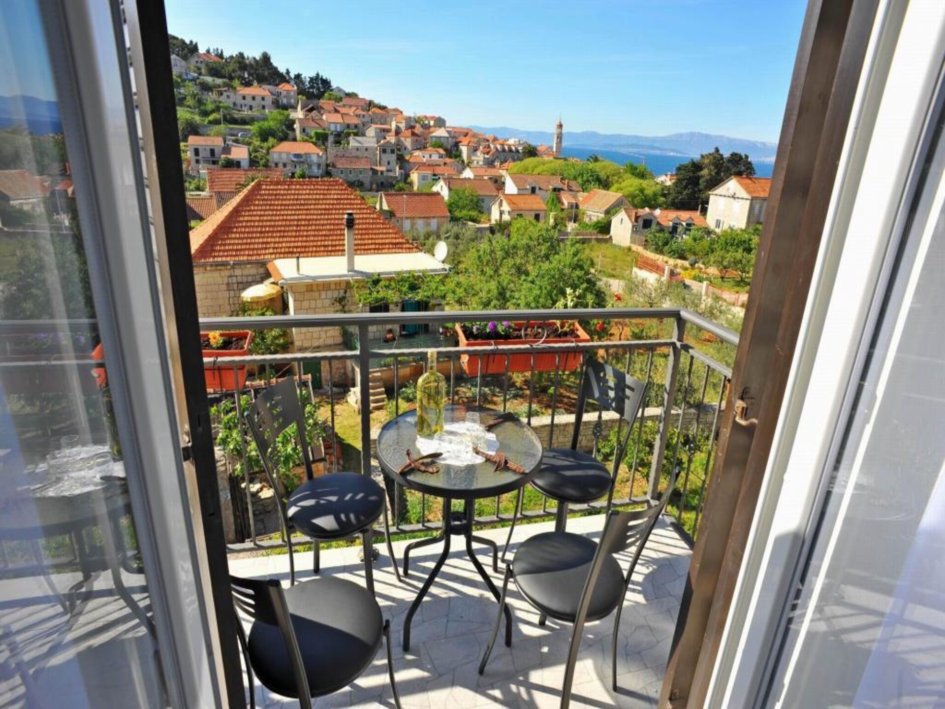 Knus appartement met balkon & centrumzicht in Sutivan, vlakbij zee - foto 1
