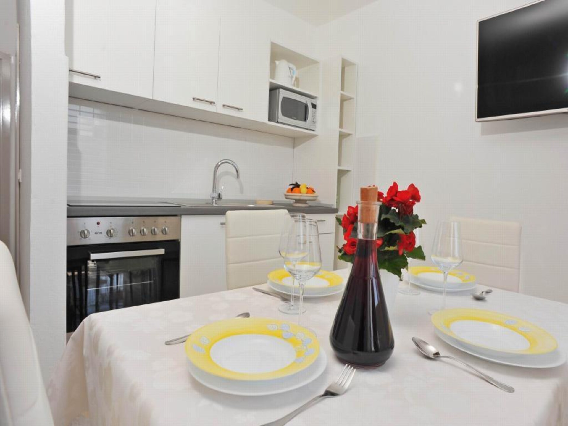 Knus appartement met balkon & centrumzicht in Sutivan, vlakbij zee - foto 5