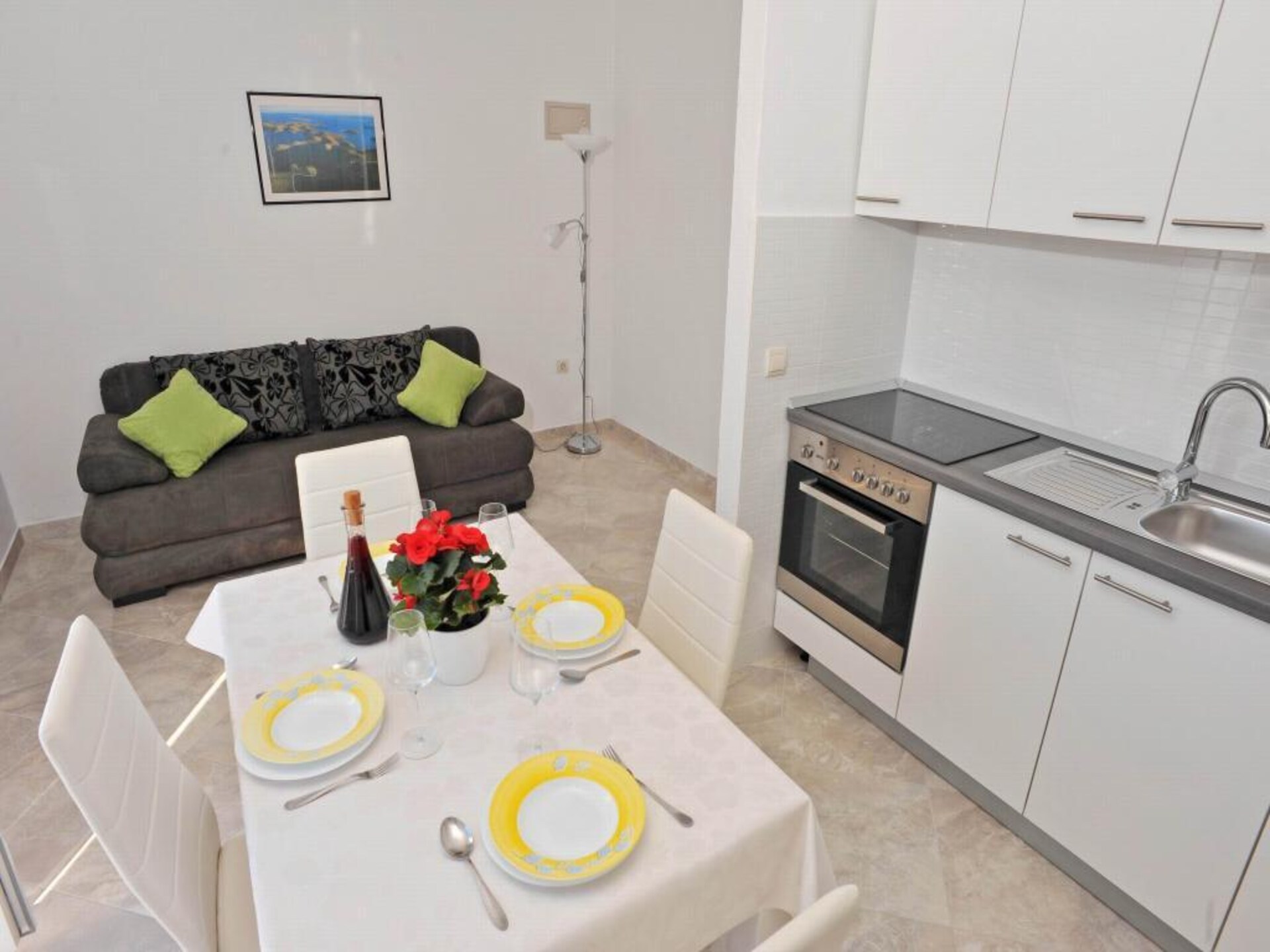 Knus appartement met balkon & centrumzicht in Sutivan, vlakbij zee - foto 3