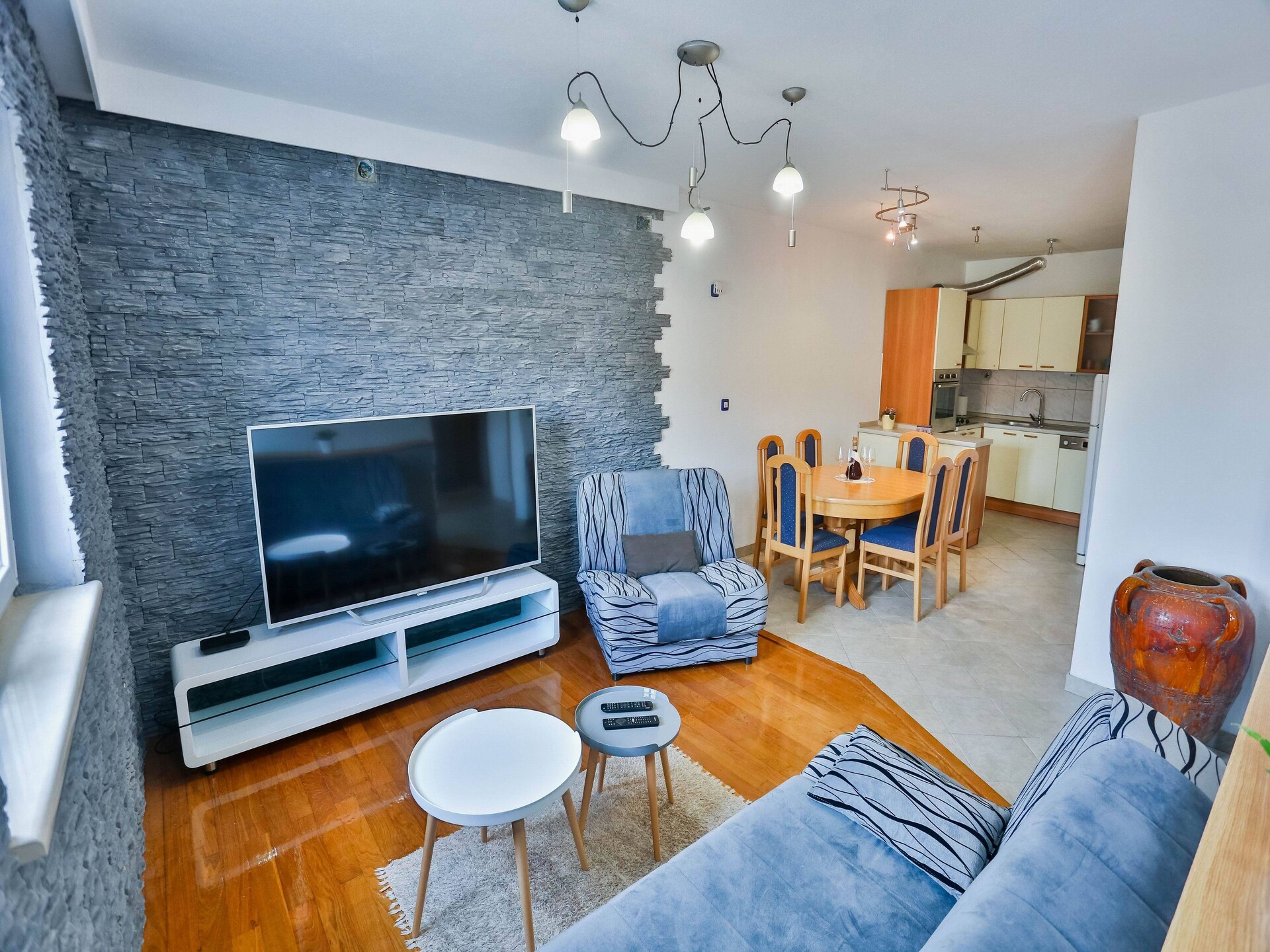 Aan het strand: Ruim appartement met tuin in Sutivan - foto 1