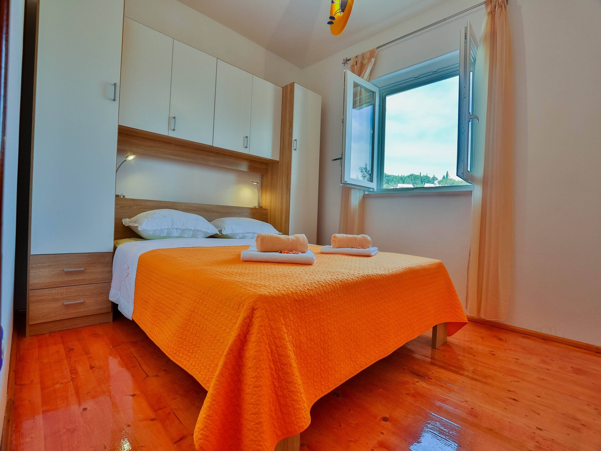 Aan het strand: Ruim appartement met tuin in Sutivan - foto 11