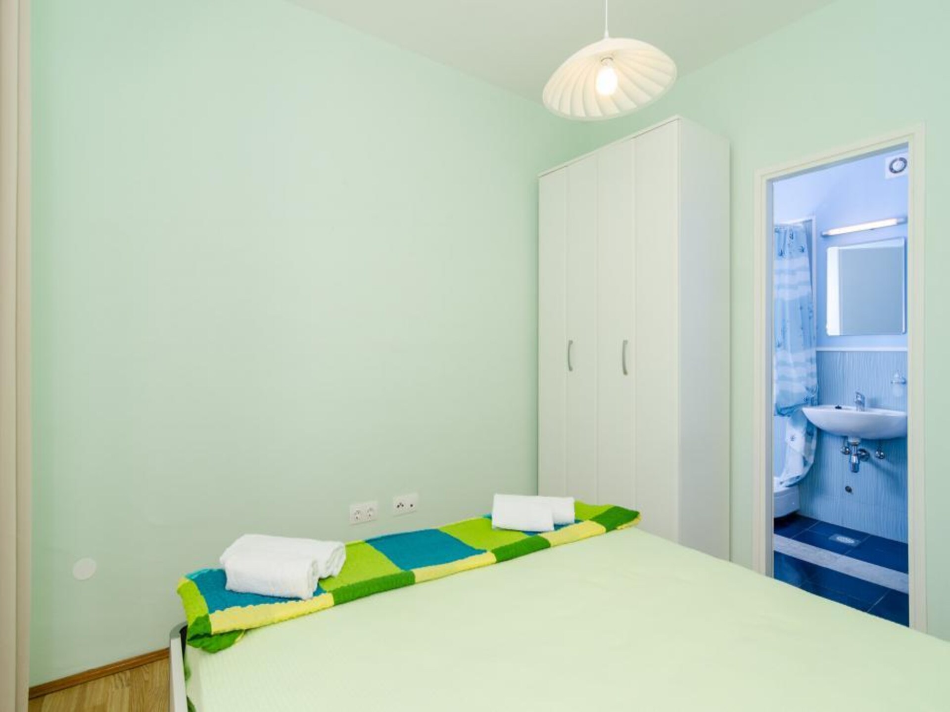 Rustiek appartement met terras en tuinzicht op loopafstand van strand - foto 9