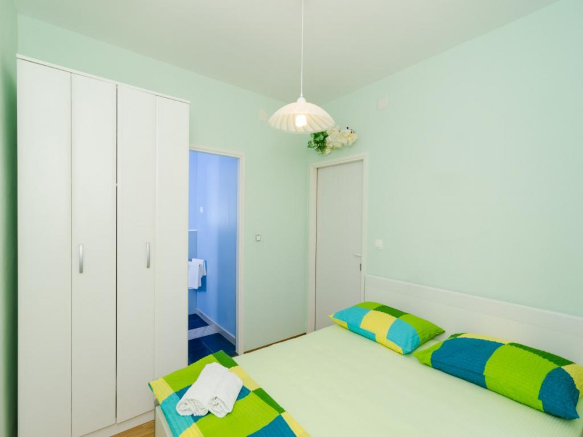 Rustiek appartement met terras en tuinzicht op loopafstand van strand - foto 8