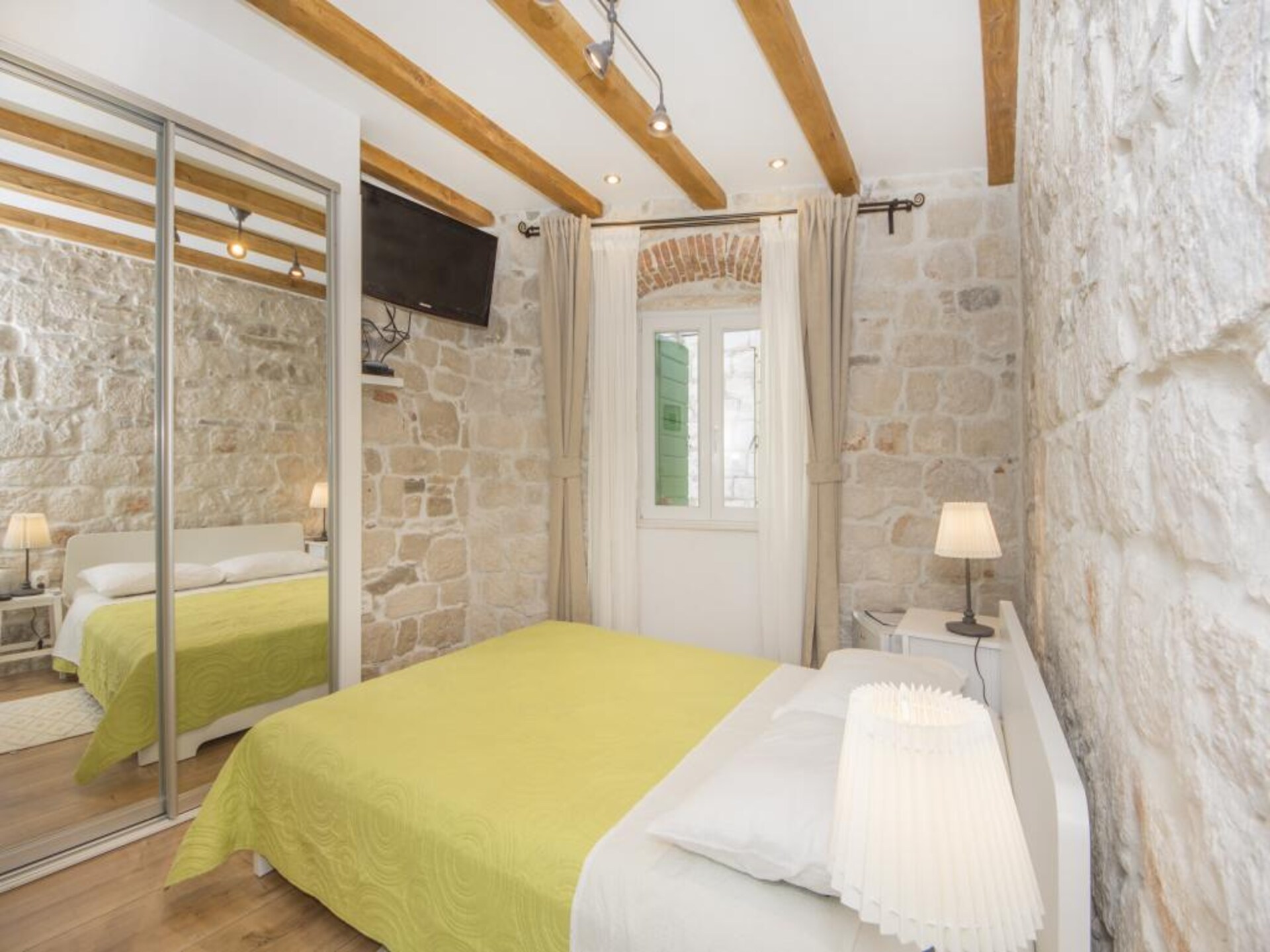 Authentieke stenen kamer in historisch Split, vlakbij het strand - foto 2