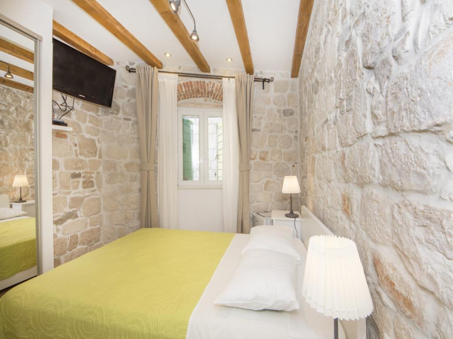 Authentieke stenen kamer in historisch Split, vlakbij het strand - foto 3