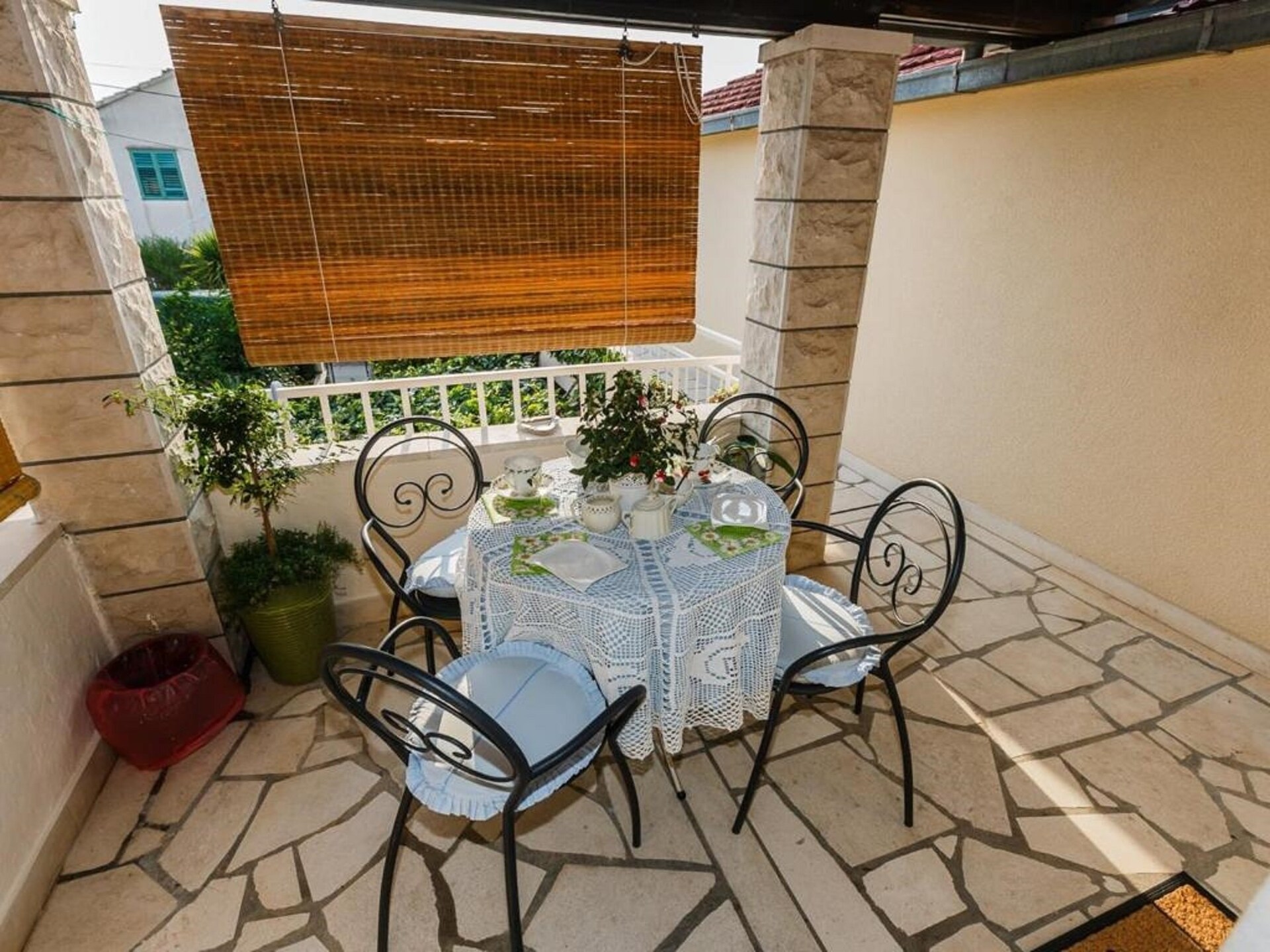 Knus appartement met terras op 400m van het strand in Supetar, Brač - foto 12