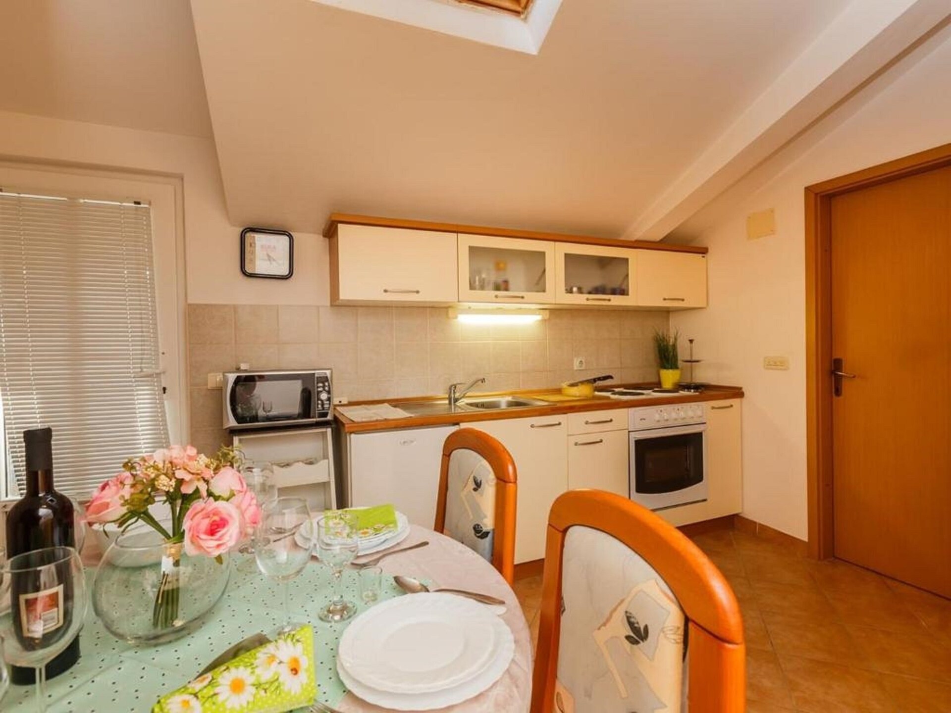Knus appartement met terras op 400m van het strand in Supetar, Brač - foto 5