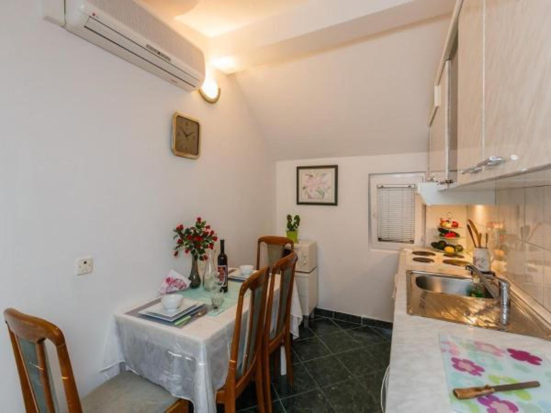 Knus appartement met terras op 400m van het strand in Supetar, Brač - foto 5