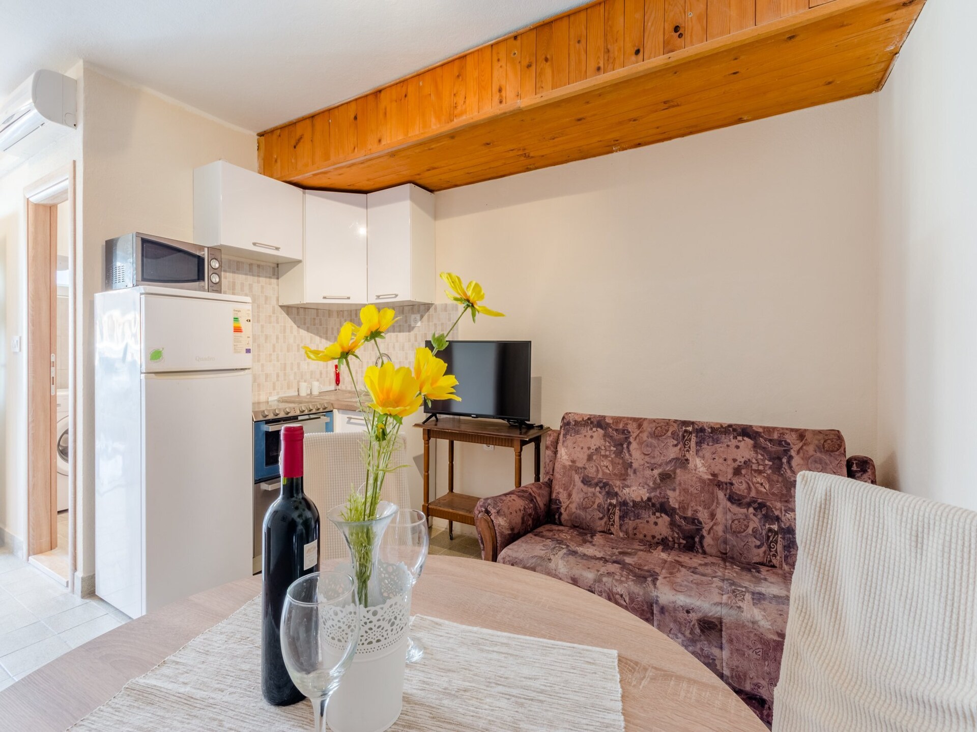 Rustiek tweeslaapkamerappartement met terras op 200m van het strand - foto 3