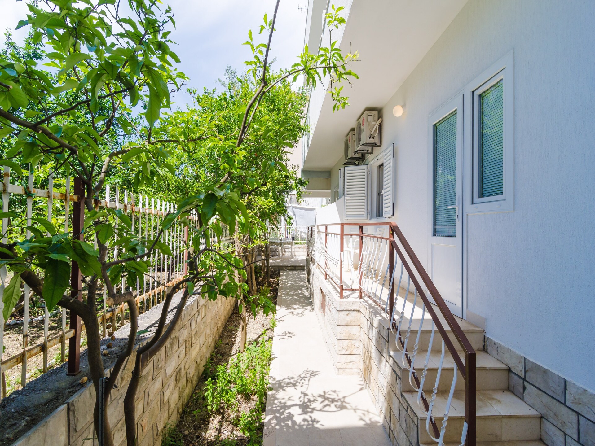 Superior studio met balkon en tuinzicht op 800m van het strand in Kupari - foto 8