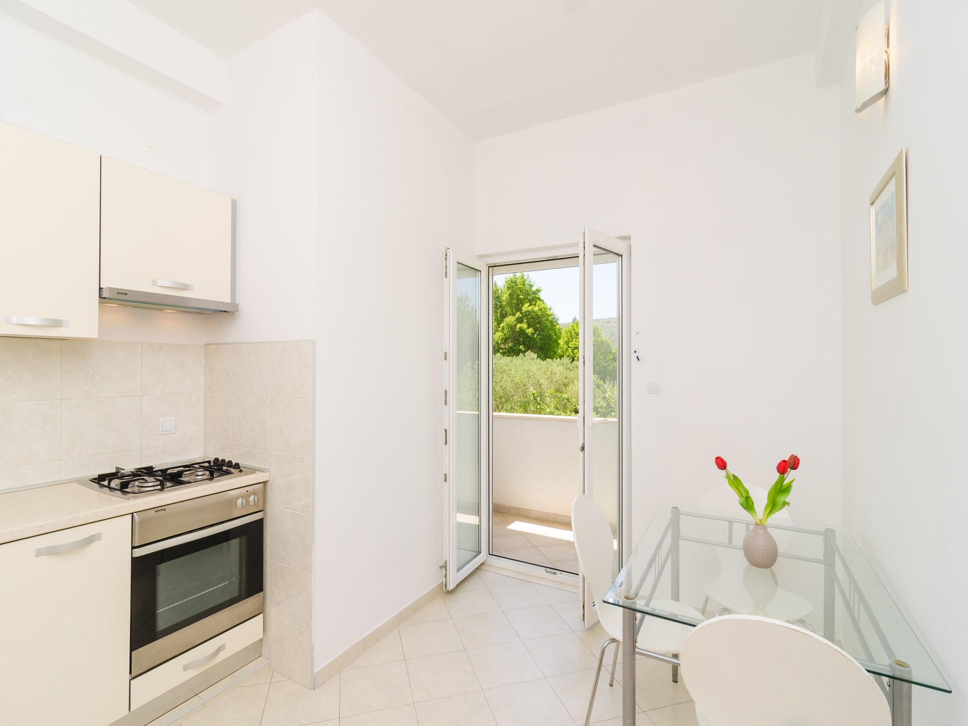Sfeervolle studio met balkon en tuinzicht op loopafstand van strand - foto 3