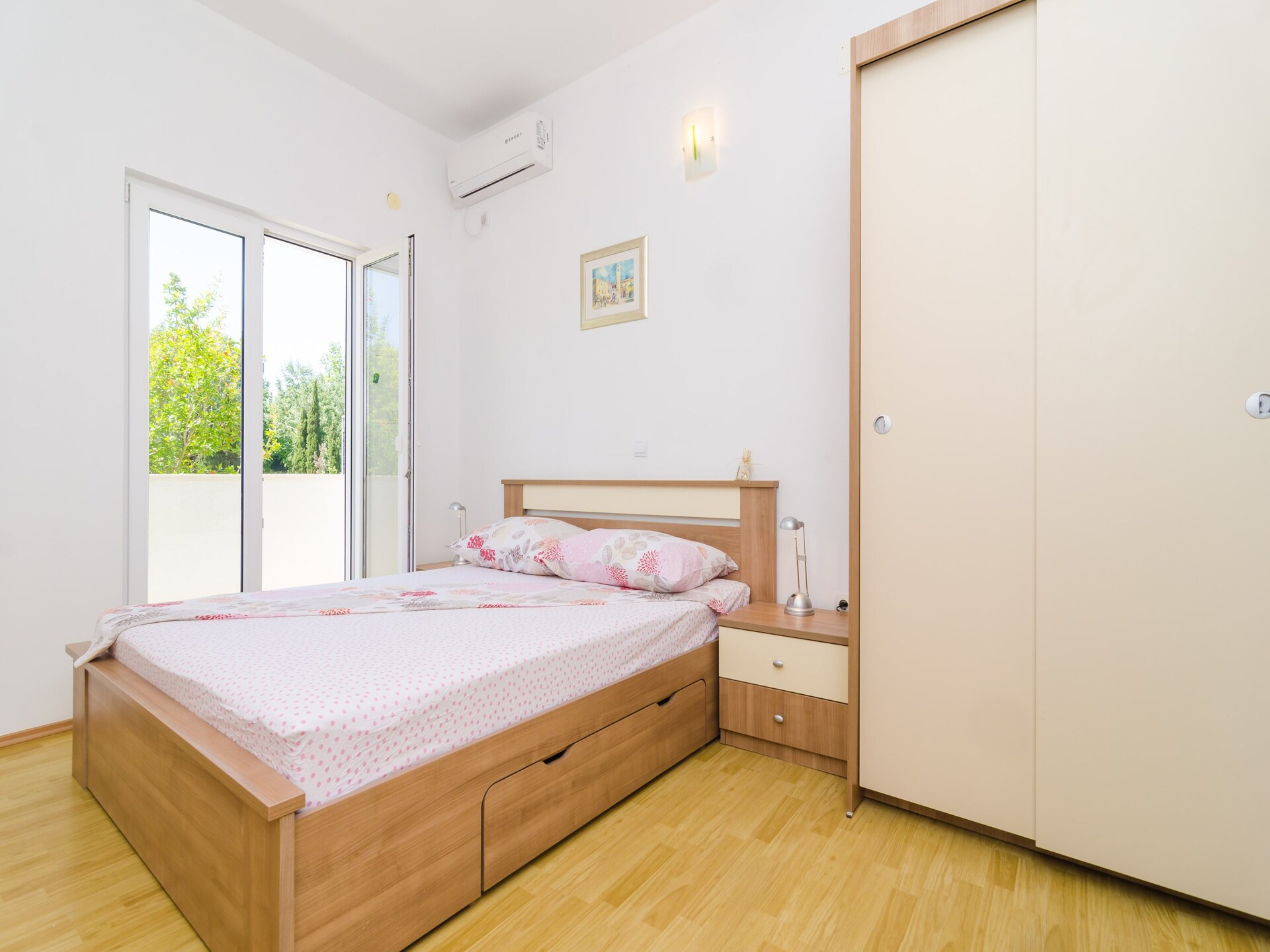 Sfeervolle studio met balkon en tuinzicht op loopafstand van strand - foto 15