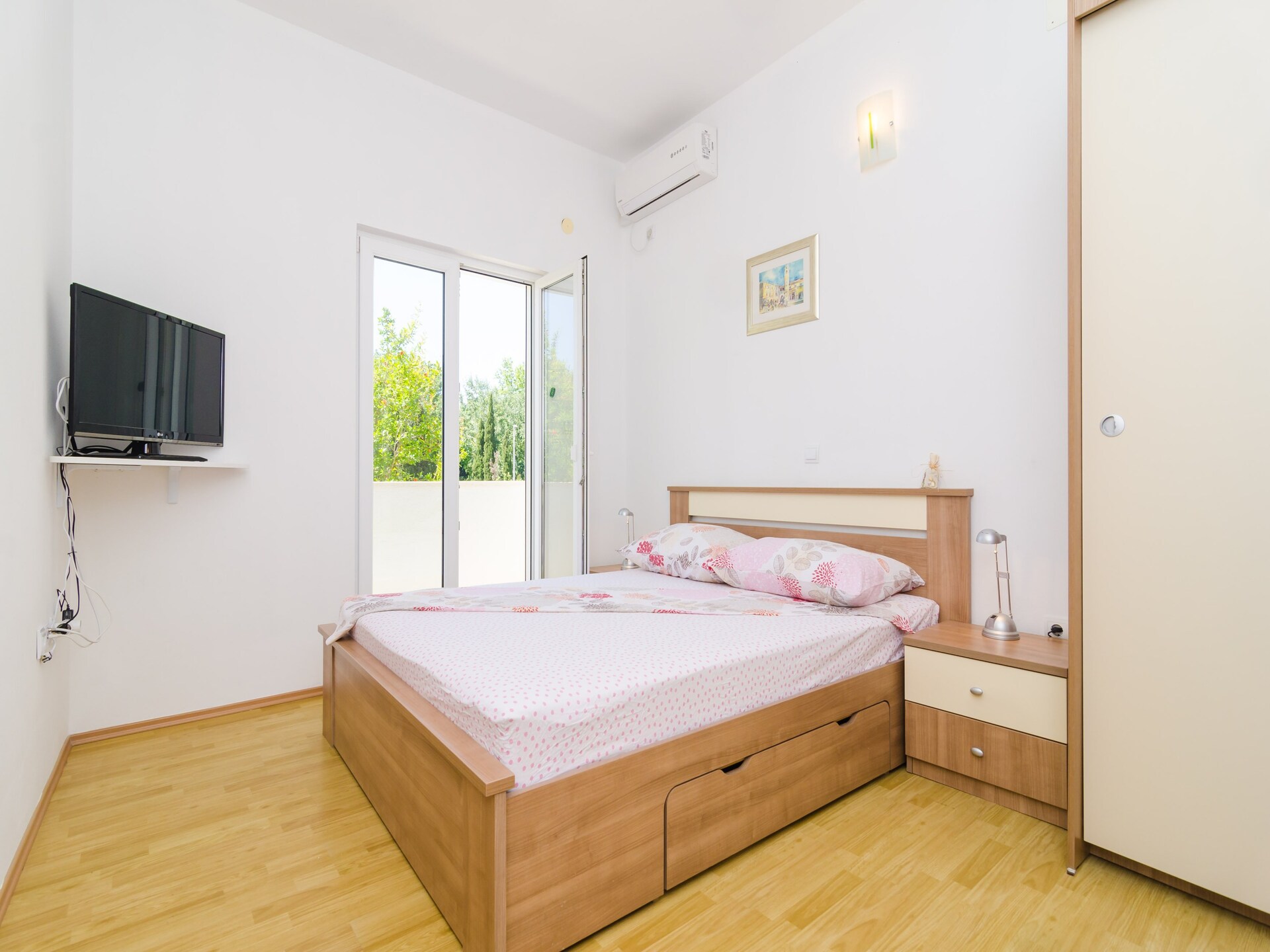 Sfeervolle studio met balkon en tuinzicht op loopafstand van strand - foto 14