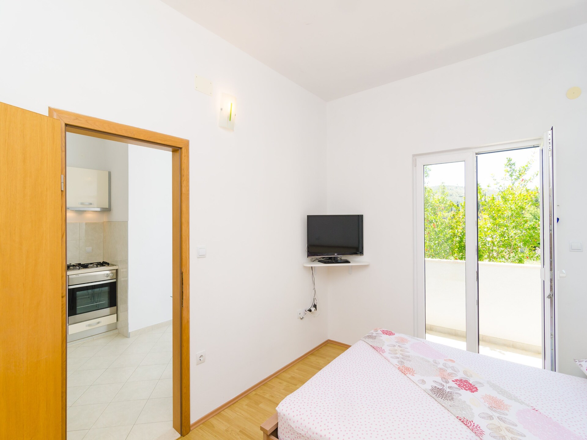 Sfeervolle studio met balkon en tuinzicht op loopafstand van strand - foto 8