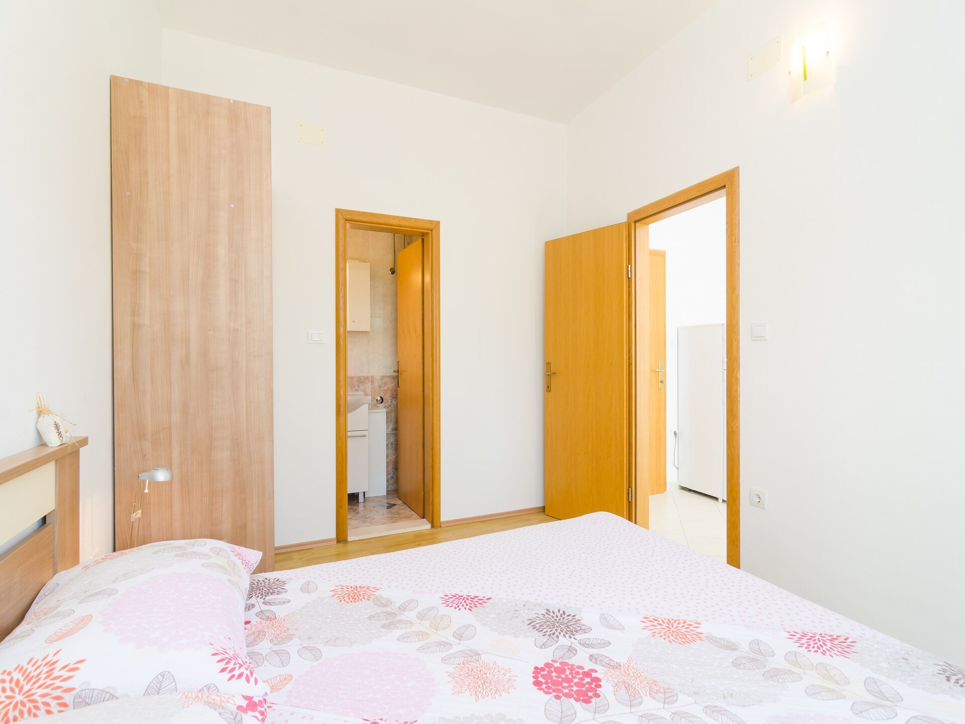 Sfeervolle studio met balkon en tuinzicht op loopafstand van strand - foto 9