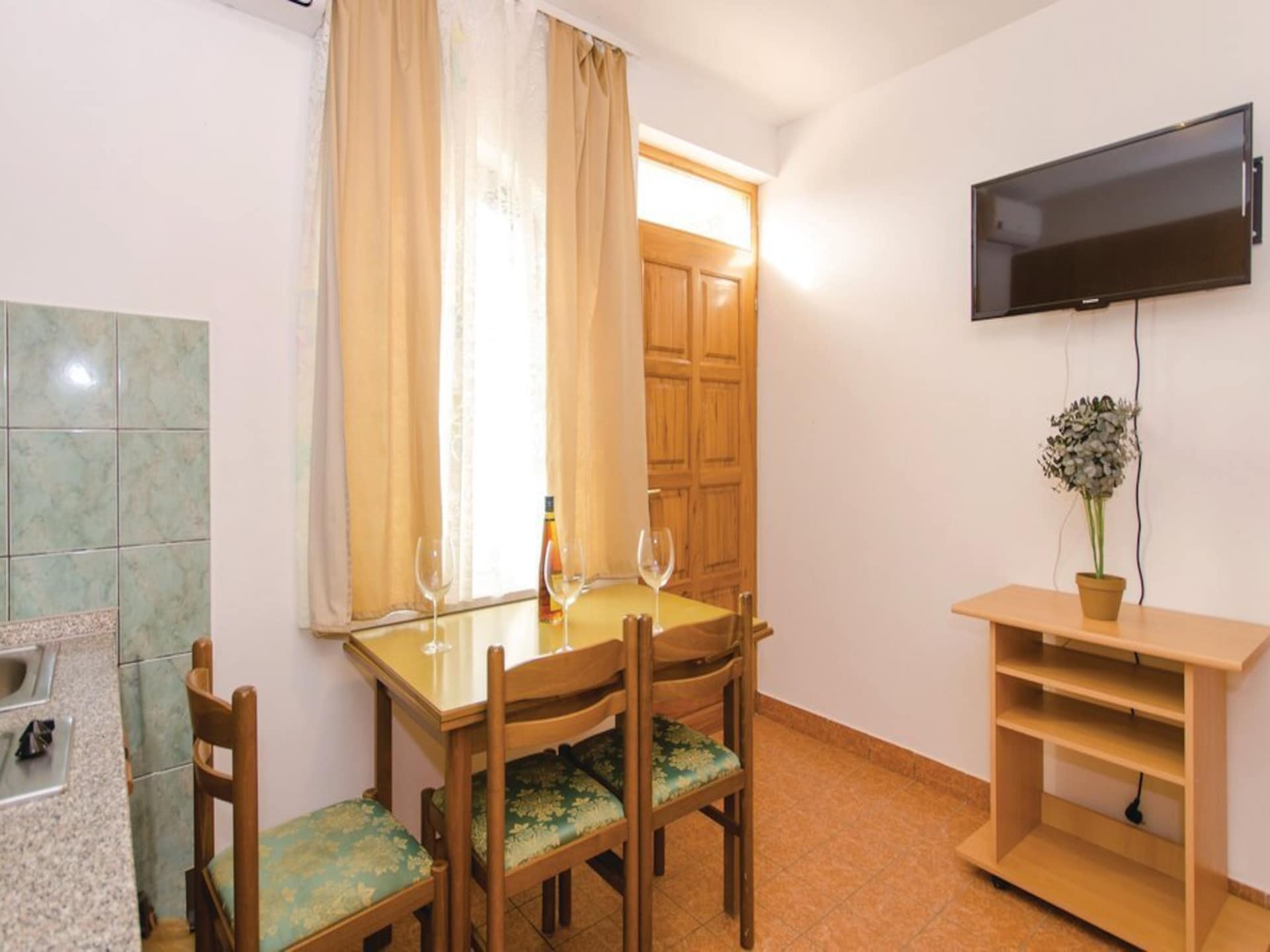 Op 400 m van het strand: Ruim appartement in Okrug Gornji · 3 pers. - foto 9