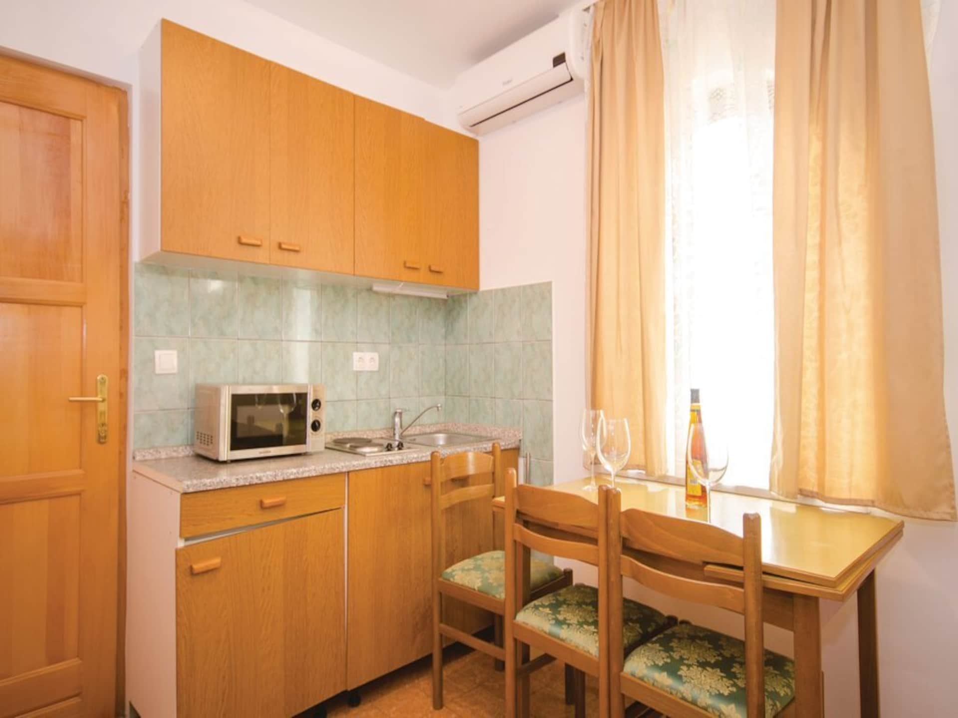 Op 400 m van het strand: Ruim appartement in Okrug Gornji · 3 pers. - foto 2