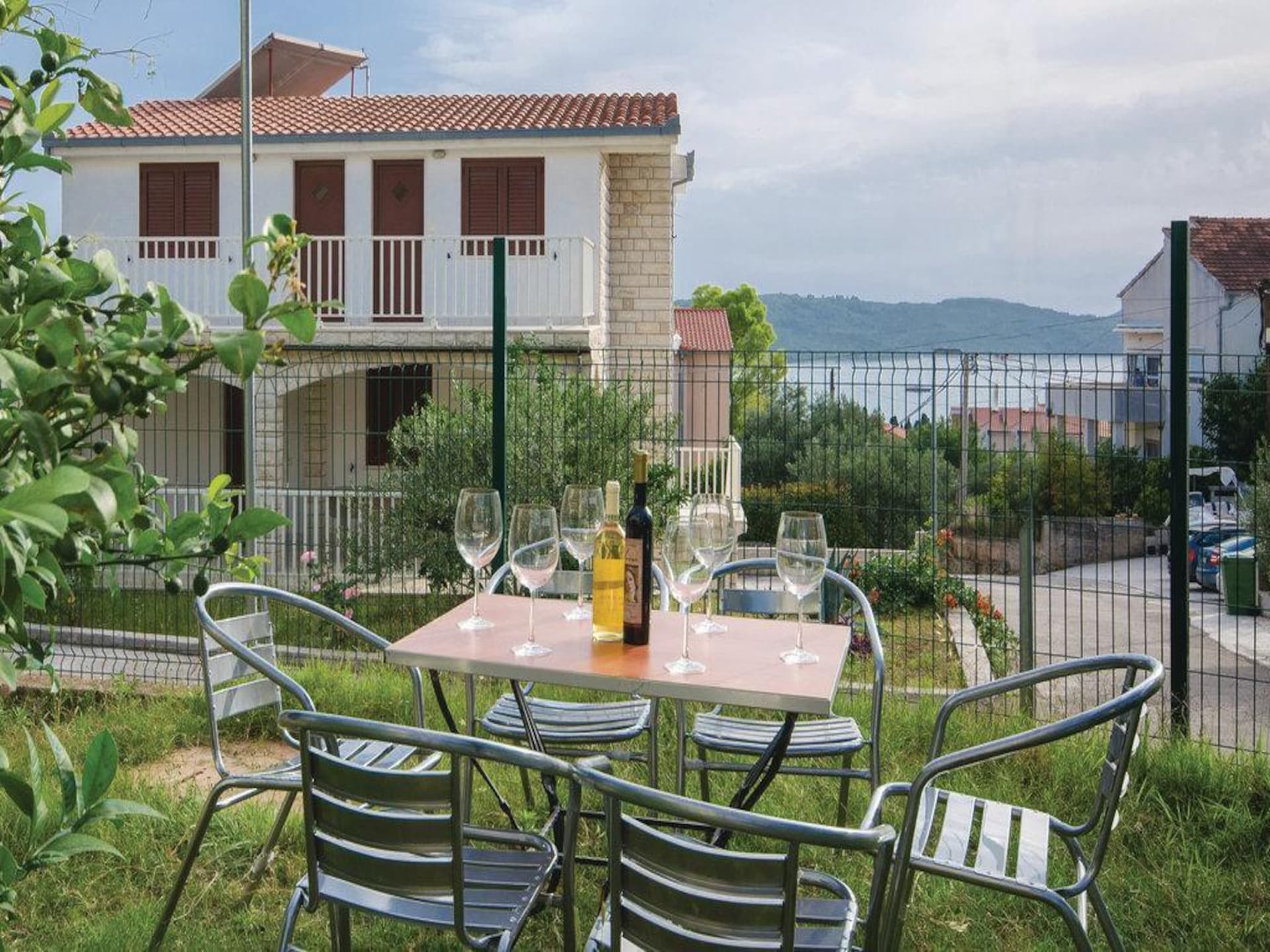 Op 400 m van het strand: Ruim appartement in Okrug Gornji · 3 pers. - foto 10