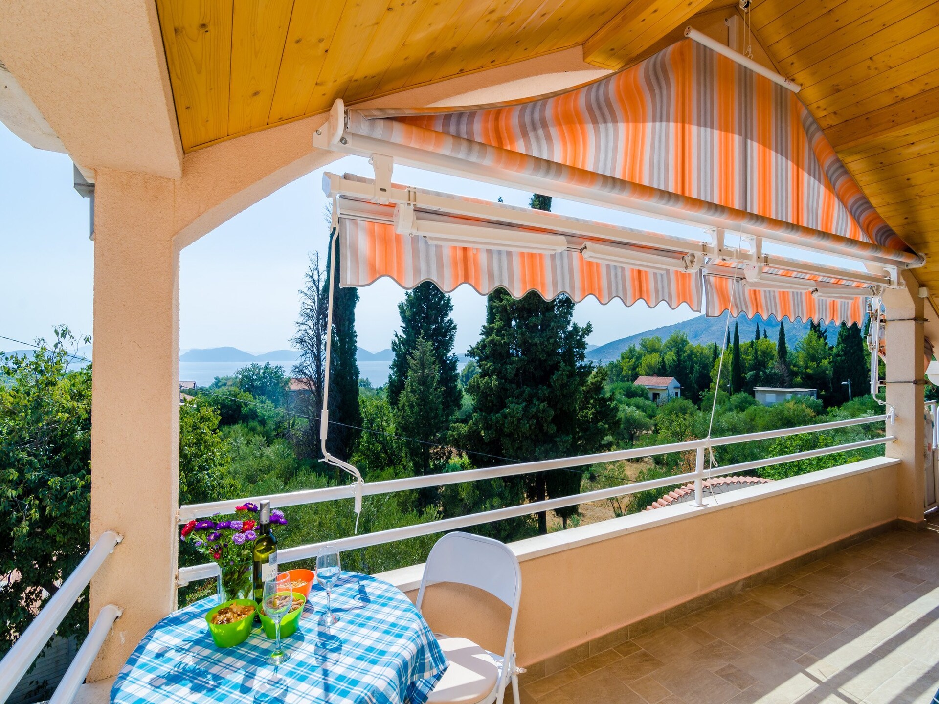 Ruim 5-persoons appartement met balkon en zeezicht in Banići bij Slano - foto 1