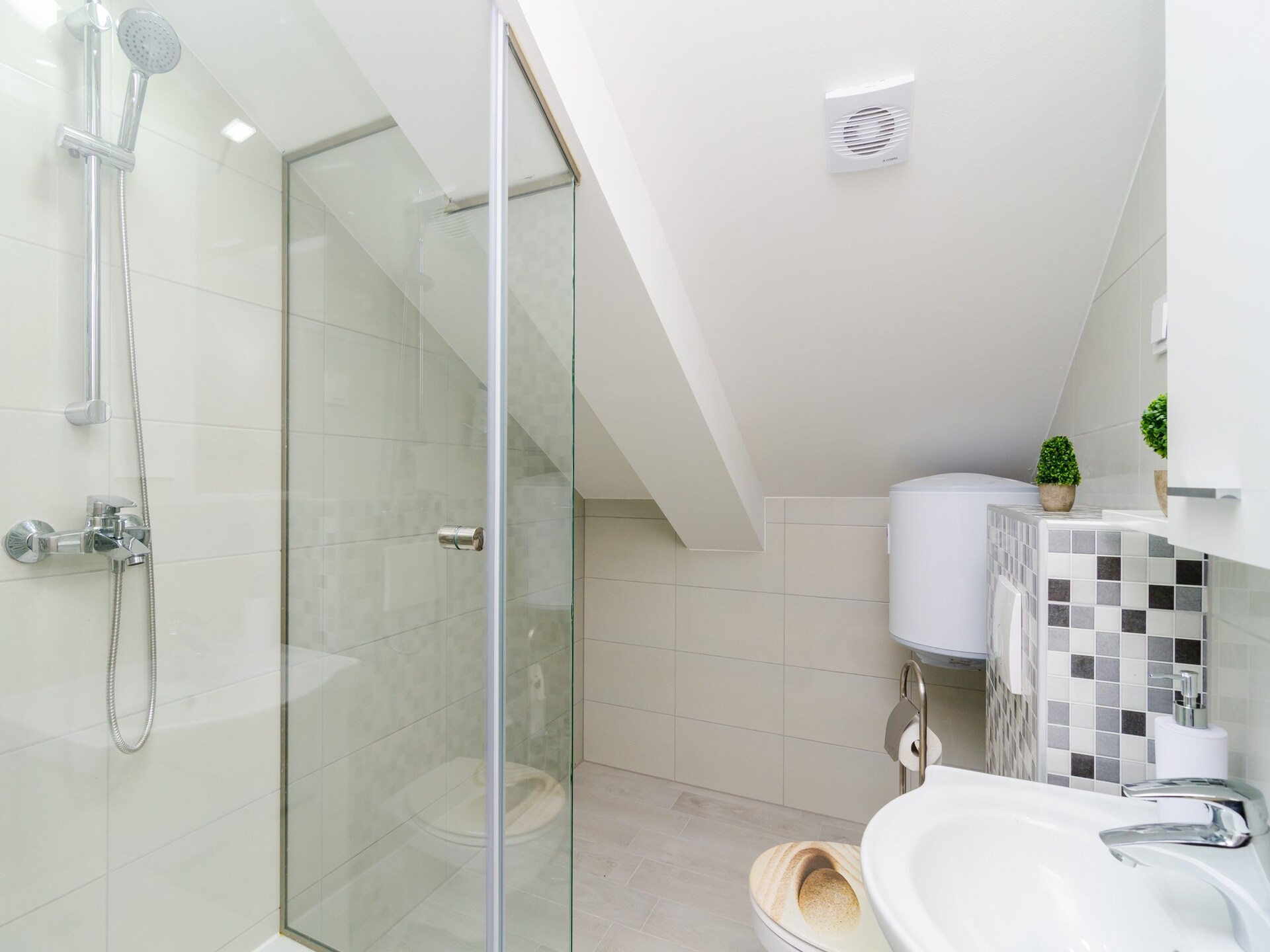 Comfortabel 2-slaapkamerappartement met balkon en zeezicht in Banići - foto 12