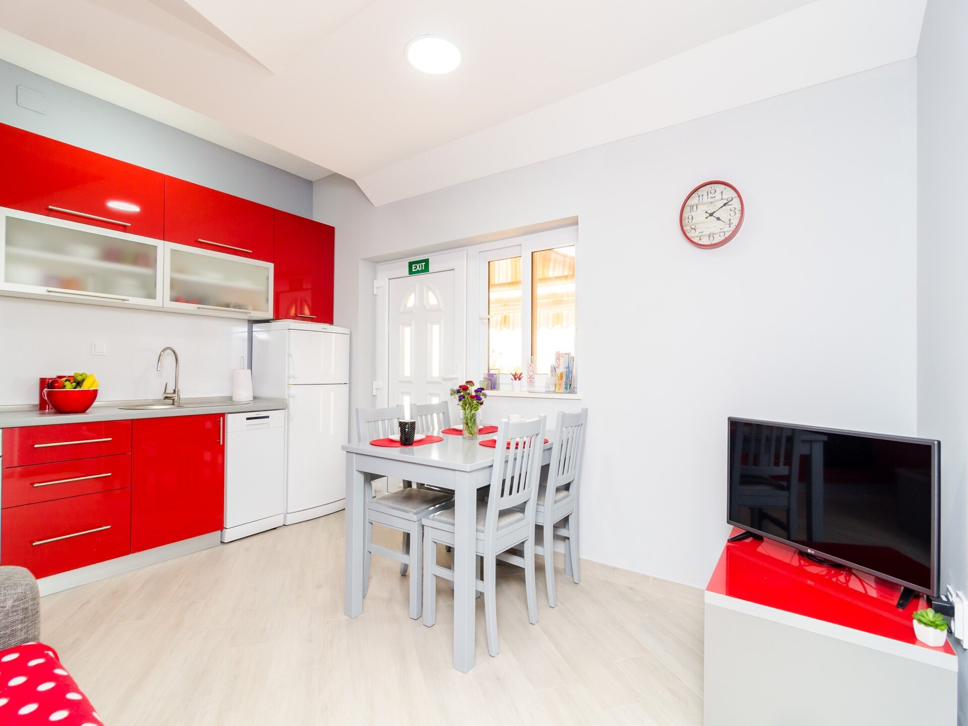 Comfortabel 2-slaapkamerappartement met balkon en zeezicht in Banići - foto 6
