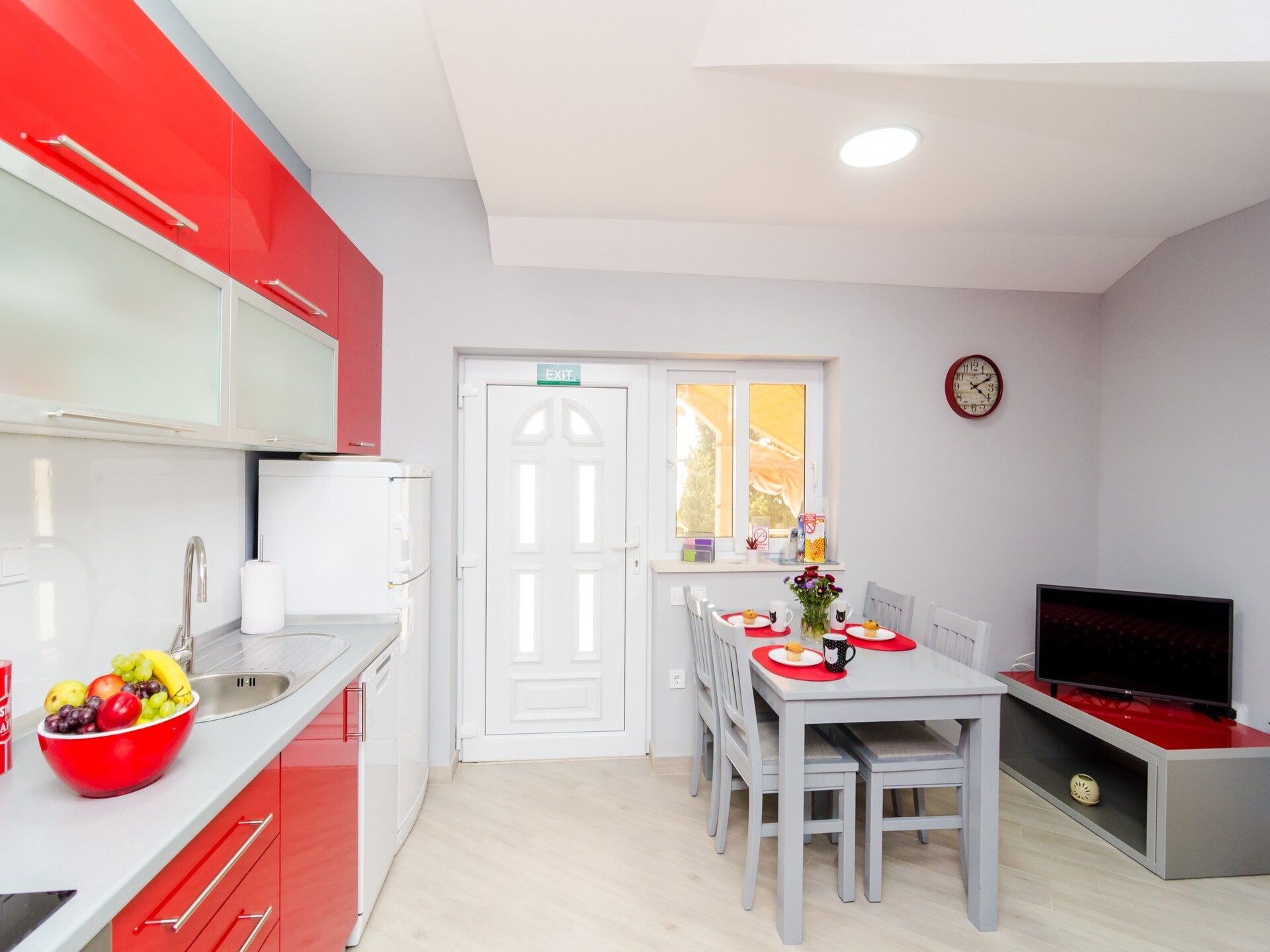 Comfortabel 2-slaapkamerappartement met balkon en zeezicht in Banići - foto 5