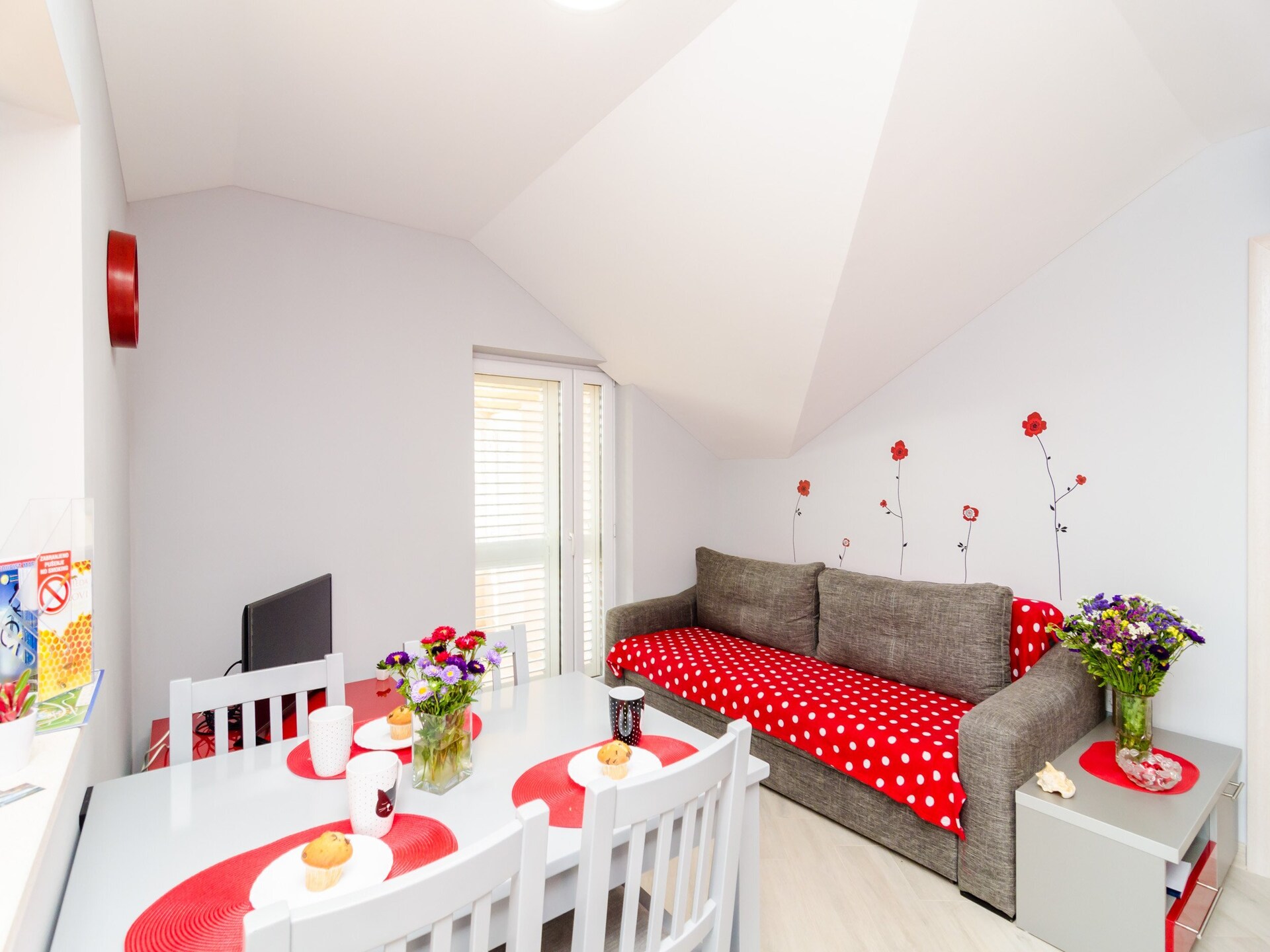 Comfortabel 2-slaapkamerappartement met balkon en zeezicht in Banići - foto 2
