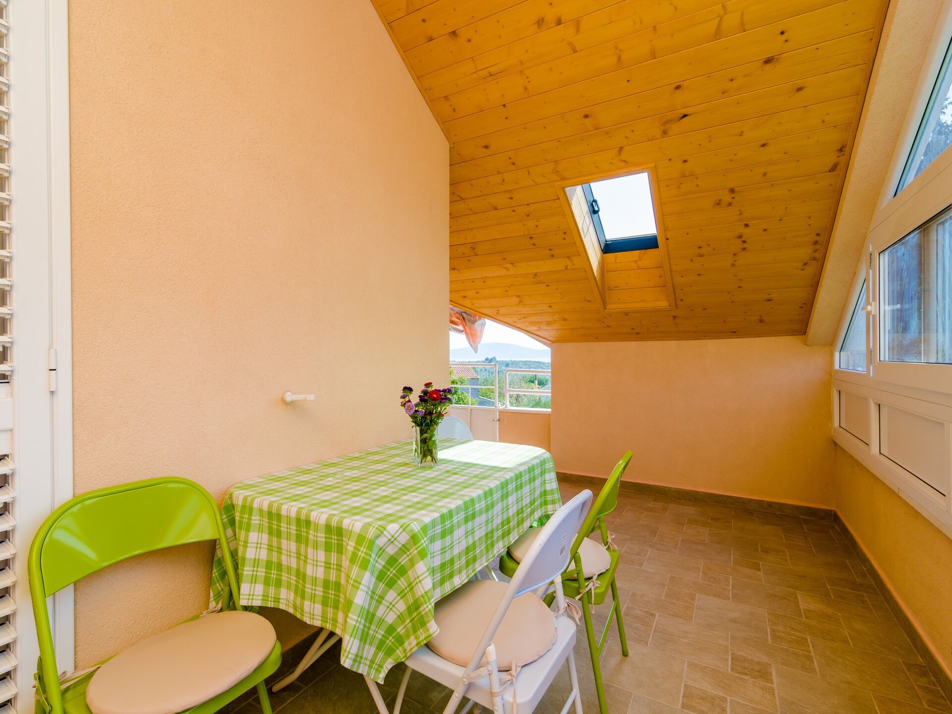 Comfortabel 2-slaapkamerappartement met balkon en zeezicht in Banići - foto 4