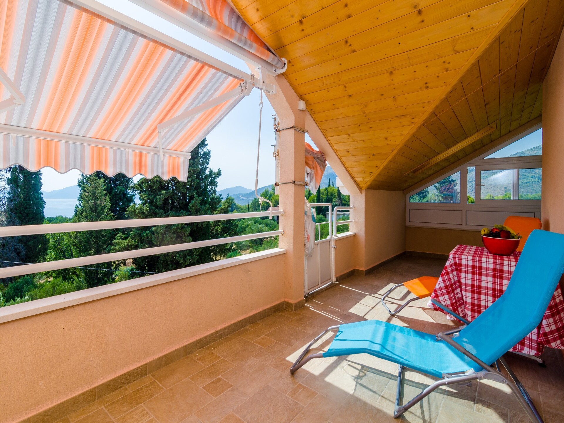 Comfortabel 2-slaapkamerappartement met balkon en zeezicht in Banići - foto 1