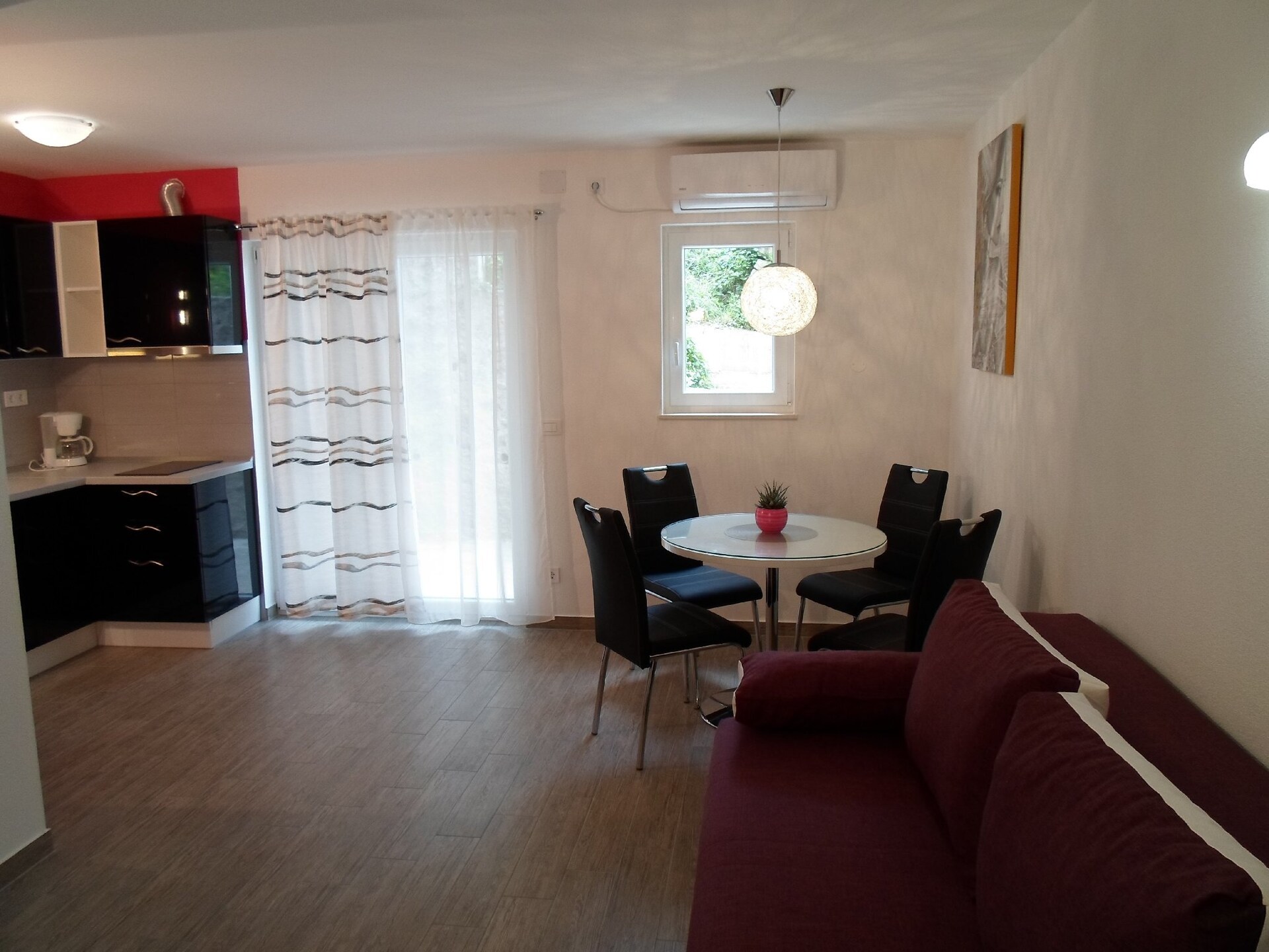 Appartement met zeezicht nabij Omiš, 400m van strand en winkels - foto 3