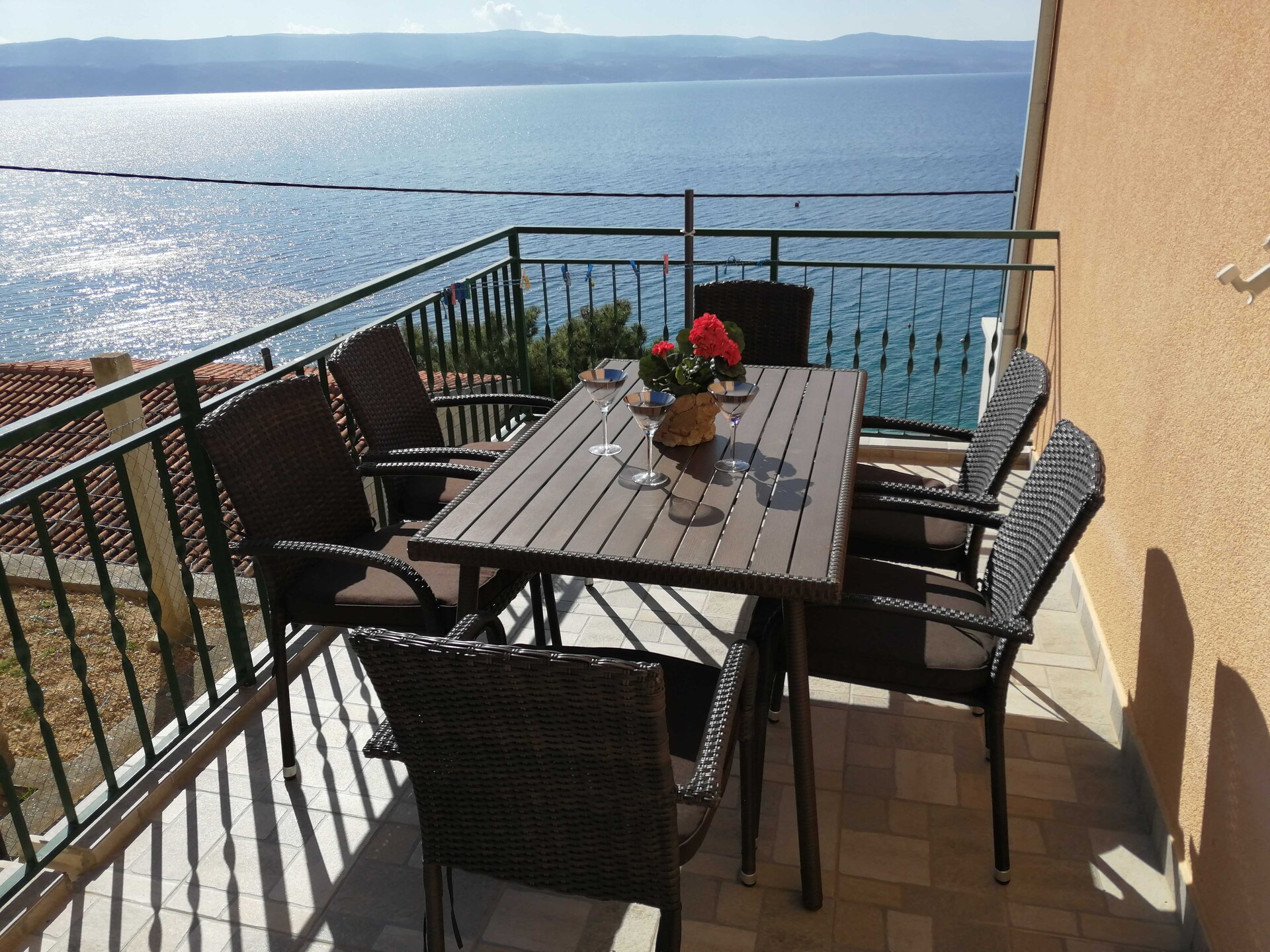 Appartement met zeezicht nabij Omiš, 400m van strand en winkels - foto 7