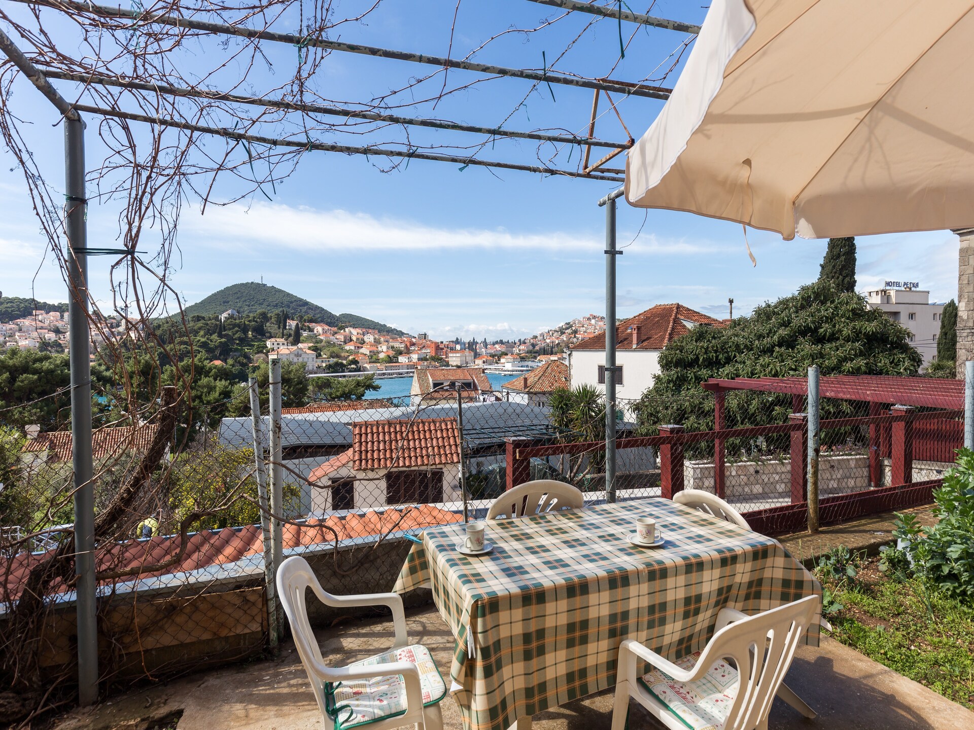 Zonnige kamer met terras en deels zeezicht bij de haven van Dubrovnik - foto 16
