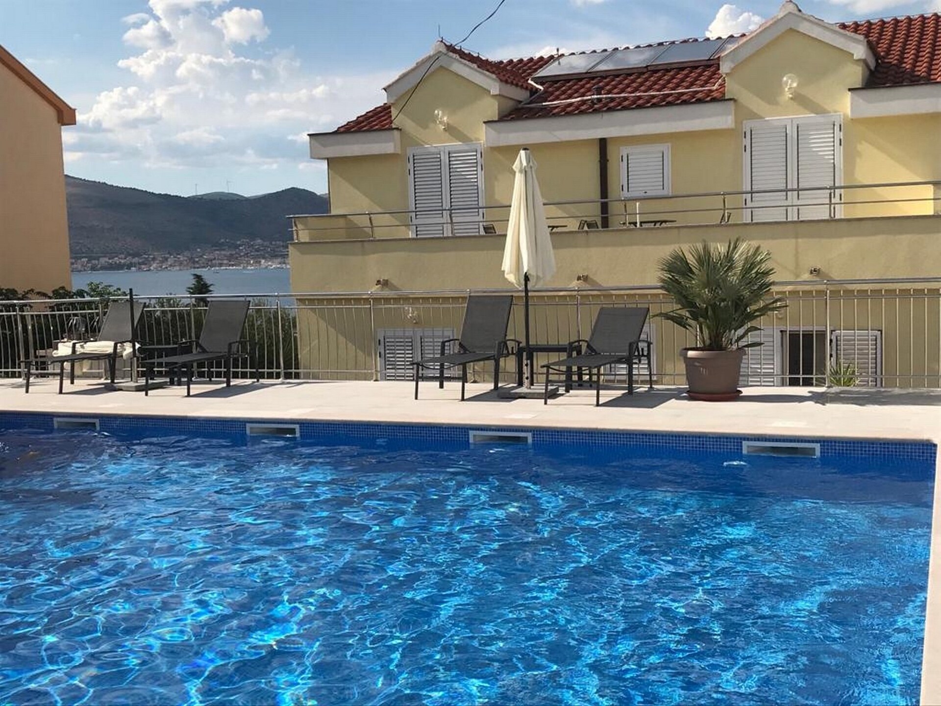 Appartement Sandra met zeezicht, terras en gedeeld zwembad op 100m van strand - foto 1