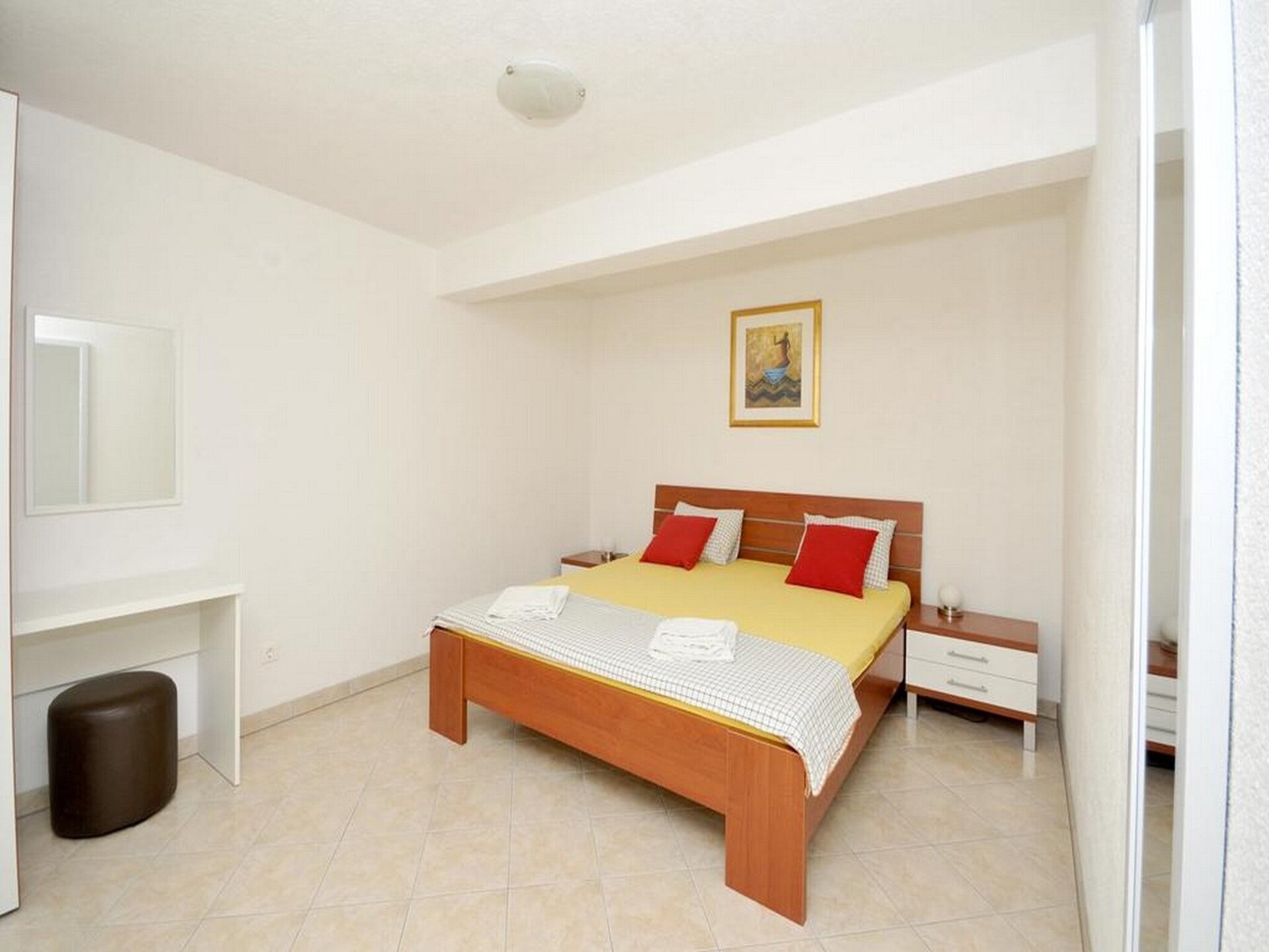 Aan het strand: Comfortabel appartement in Okrug Gornji - foto 9