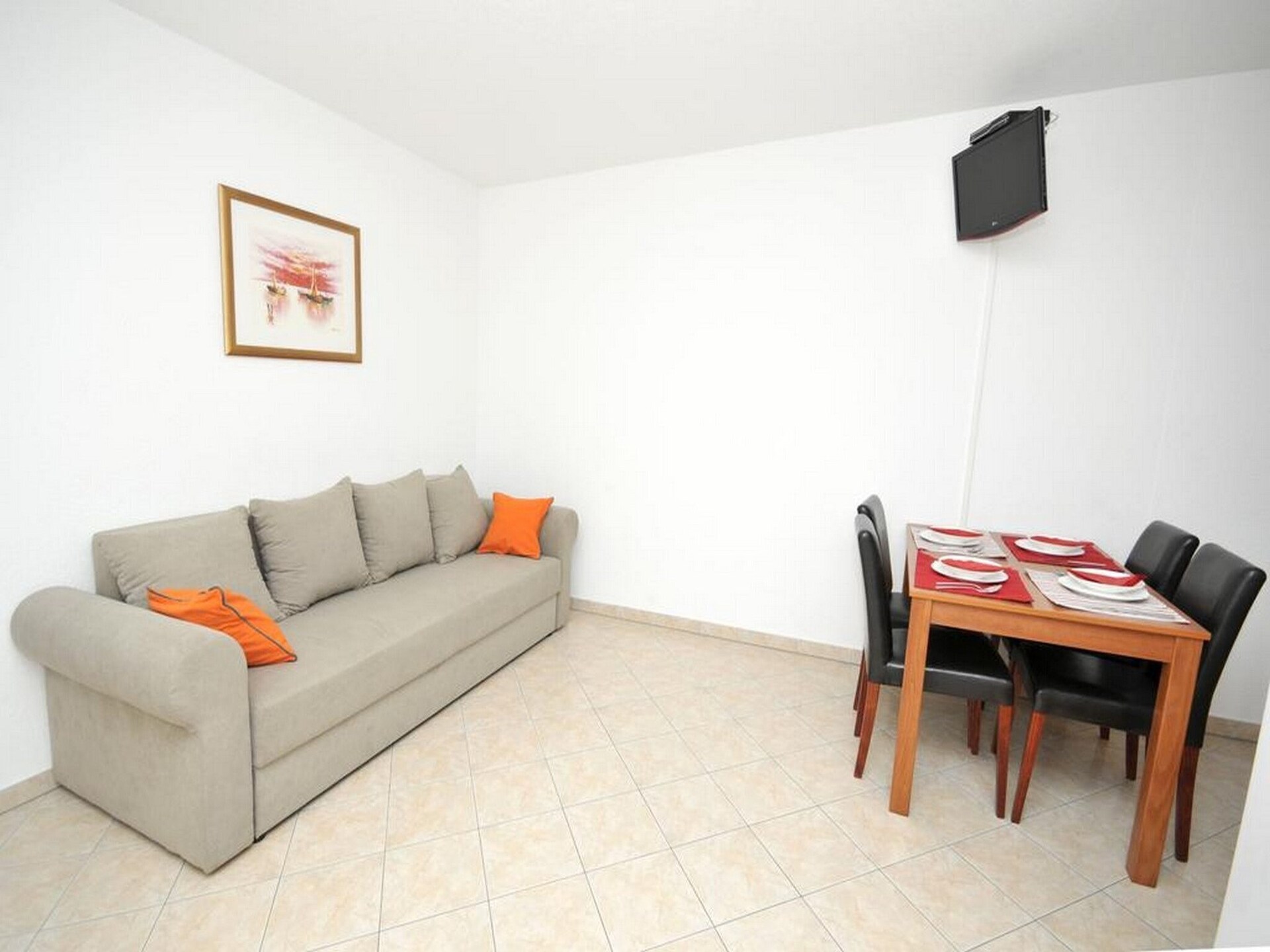 Aan het strand: Comfortabel appartement in Okrug Gornji - foto 2
