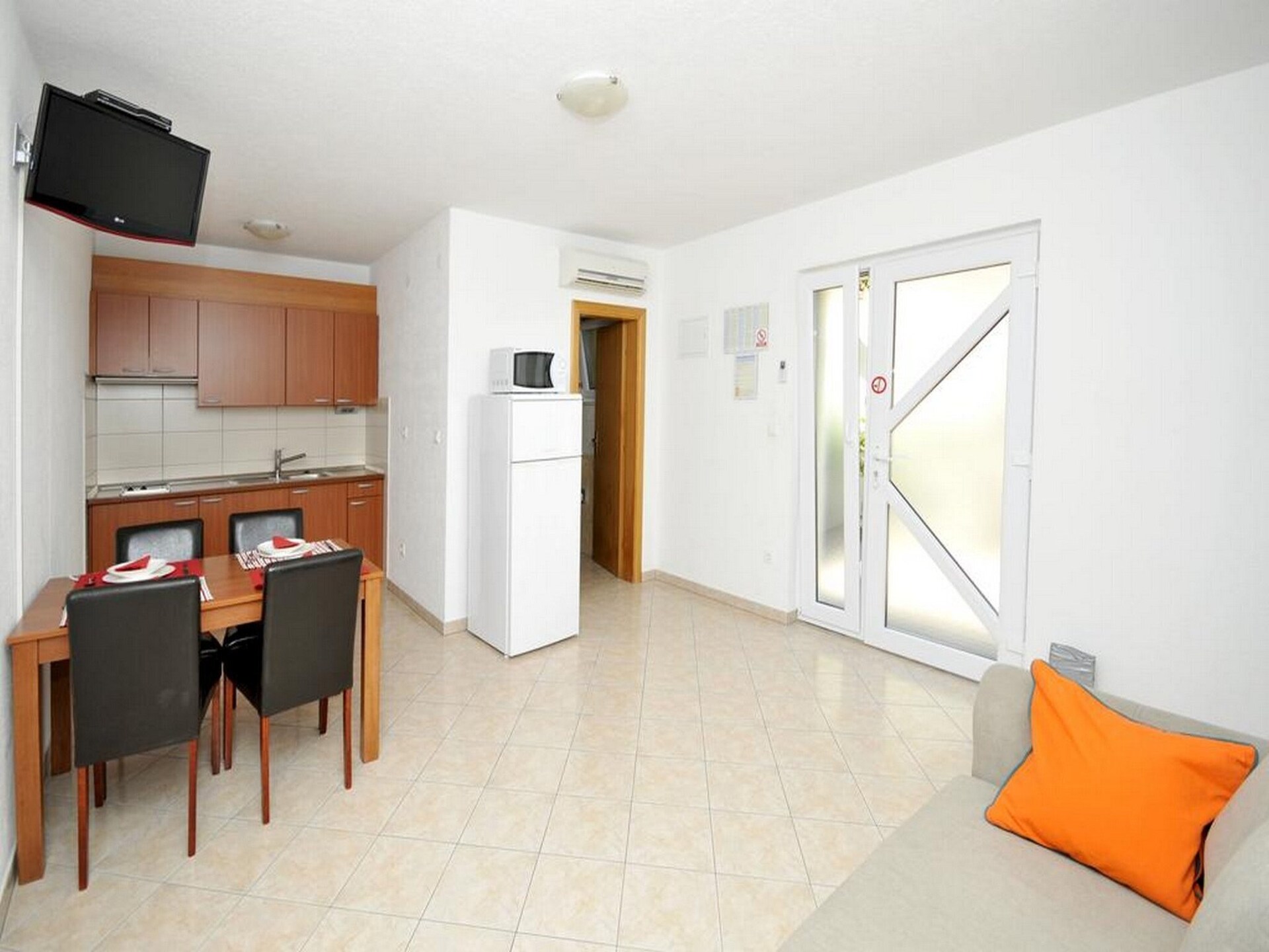 Aan het strand: Comfortabel appartement in Okrug Gornji - foto 8